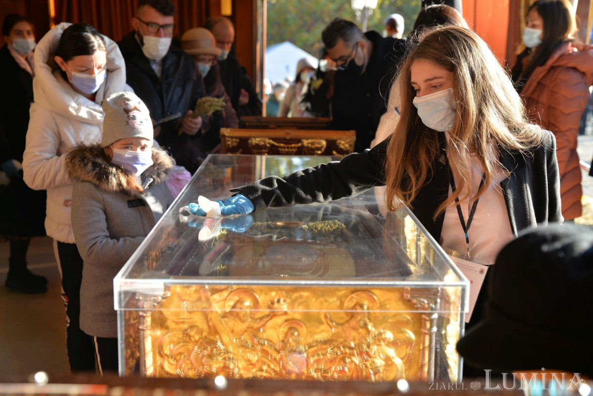 Tinerii voluntari la sărbătoarea Sfântului Cuvios Dimitrie, prilej de jertfă și comuniune