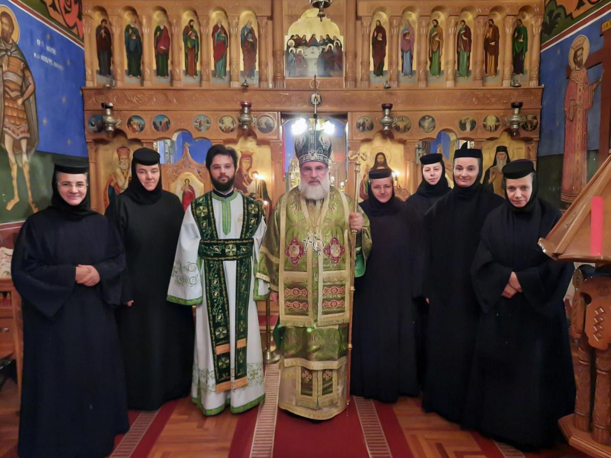 Liturghie arhierească în paraclisul chiriarhal din Roman
