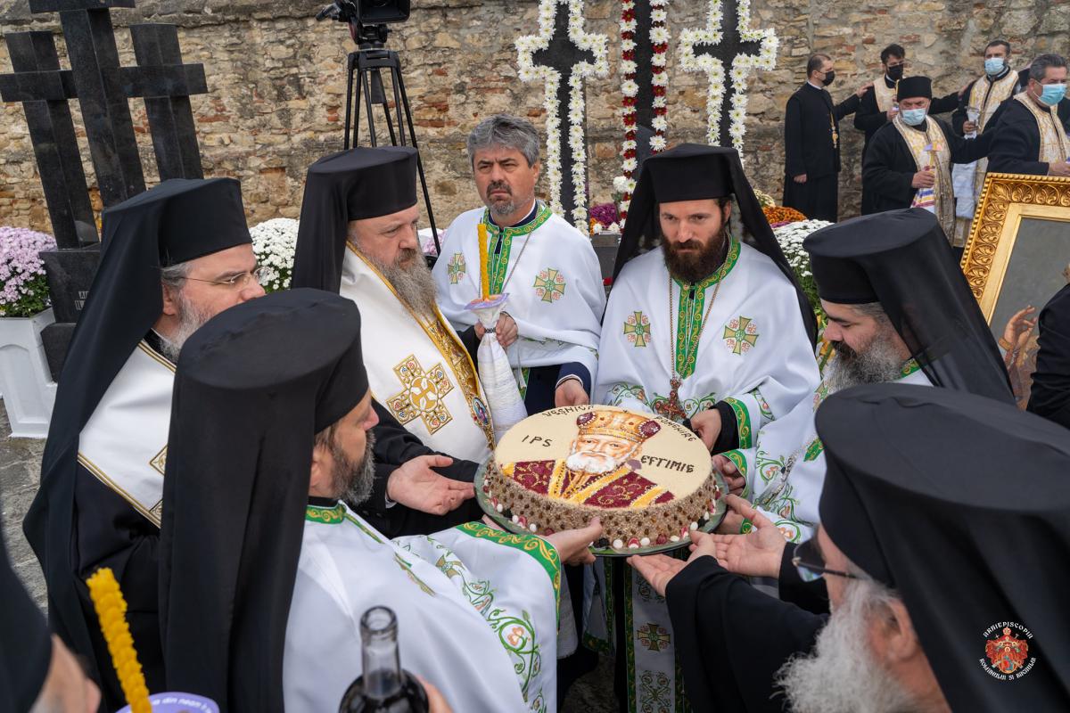 Cinci ierarhi s-au rugat pentru vrednicul de pomenire Arhiepiscop Eftimie