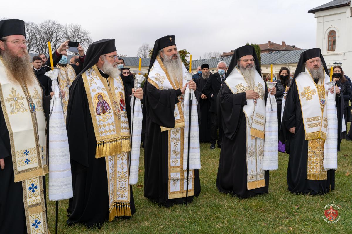 Cinci ierarhi s-au rugat pentru vrednicul de pomenire Arhiepiscop Eftimie