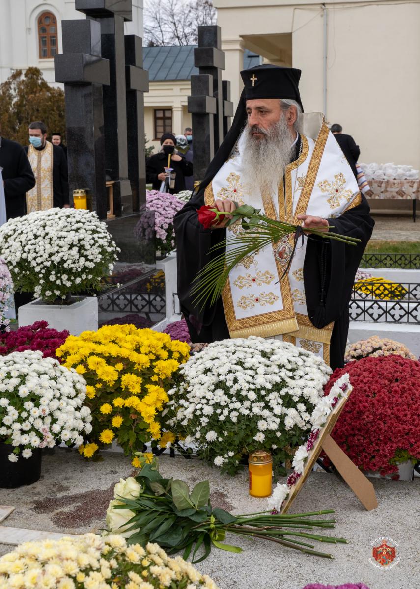Cinci ierarhi s-au rugat pentru vrednicul de pomenire Arhiepiscop Eftimie