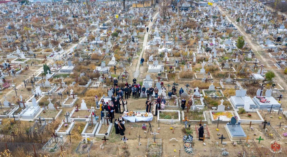 Rugăciuni pentru răposați, în Cimitirul Șerbănești din Bacău