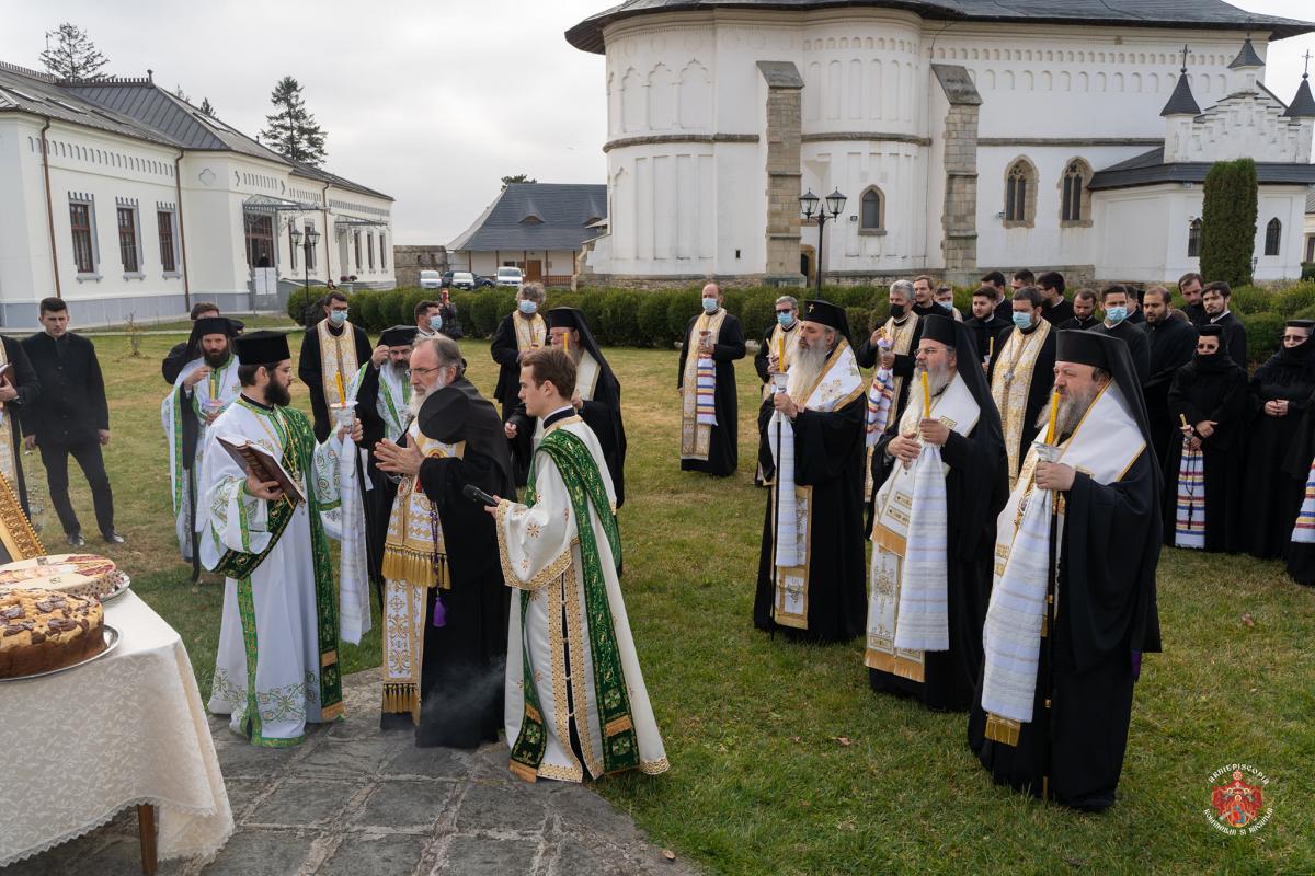 Cinci ierarhi s-au rugat pentru vrednicul de pomenire Arhiepiscop Eftimie