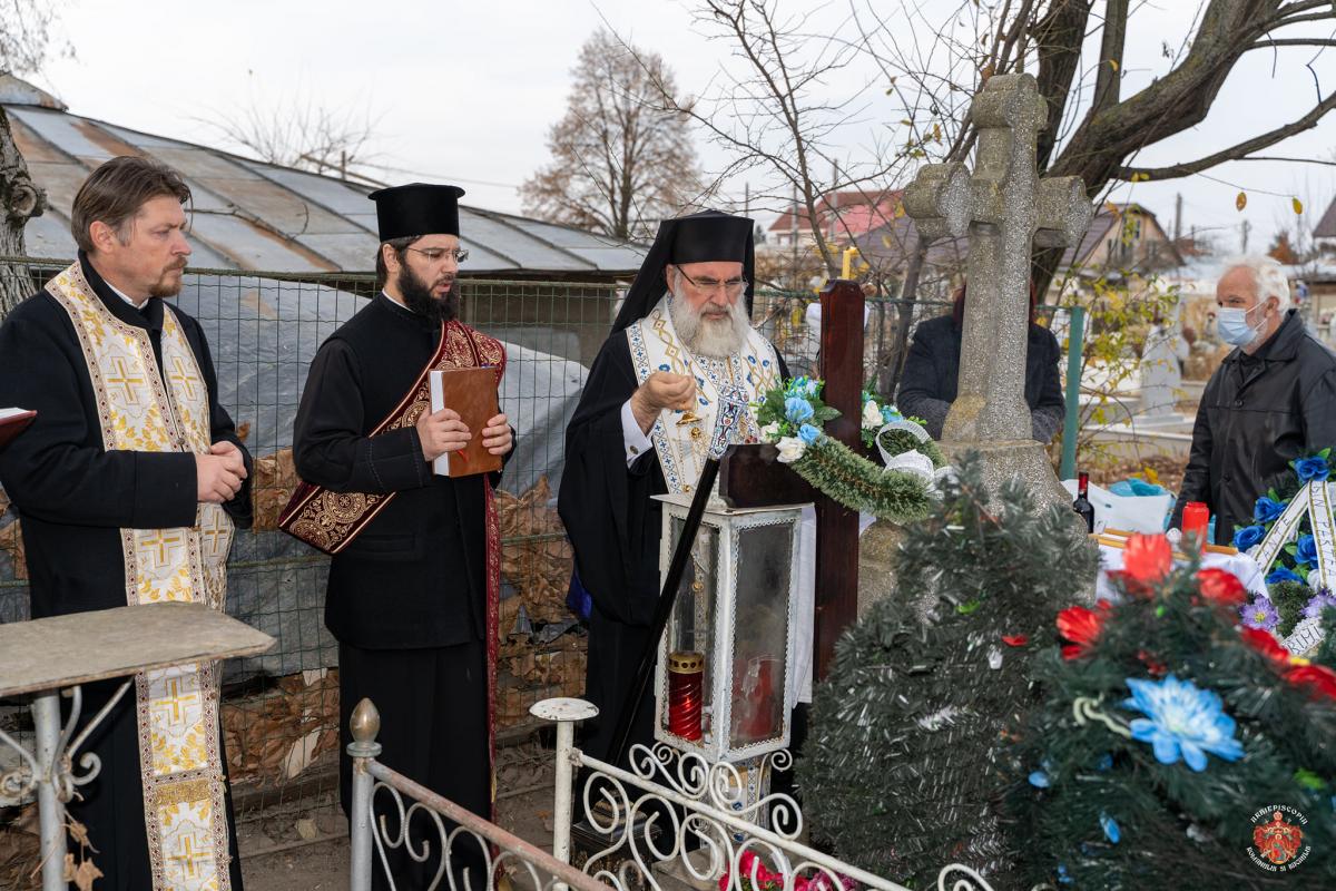 Rugăciuni pentru răposați, în Cimitirul Șerbănești din Bacău