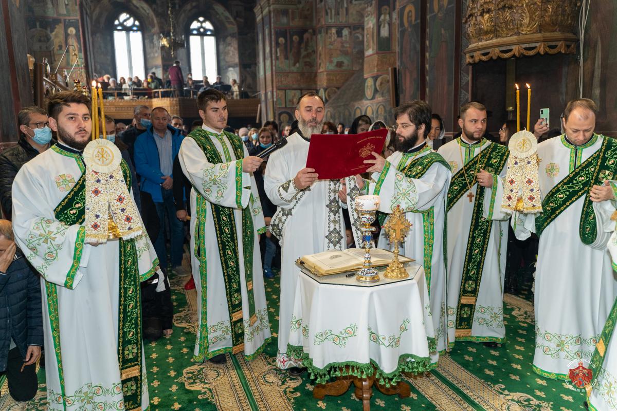 Doi teologi au primit Taina Hirotoniei în catedrala din Roman