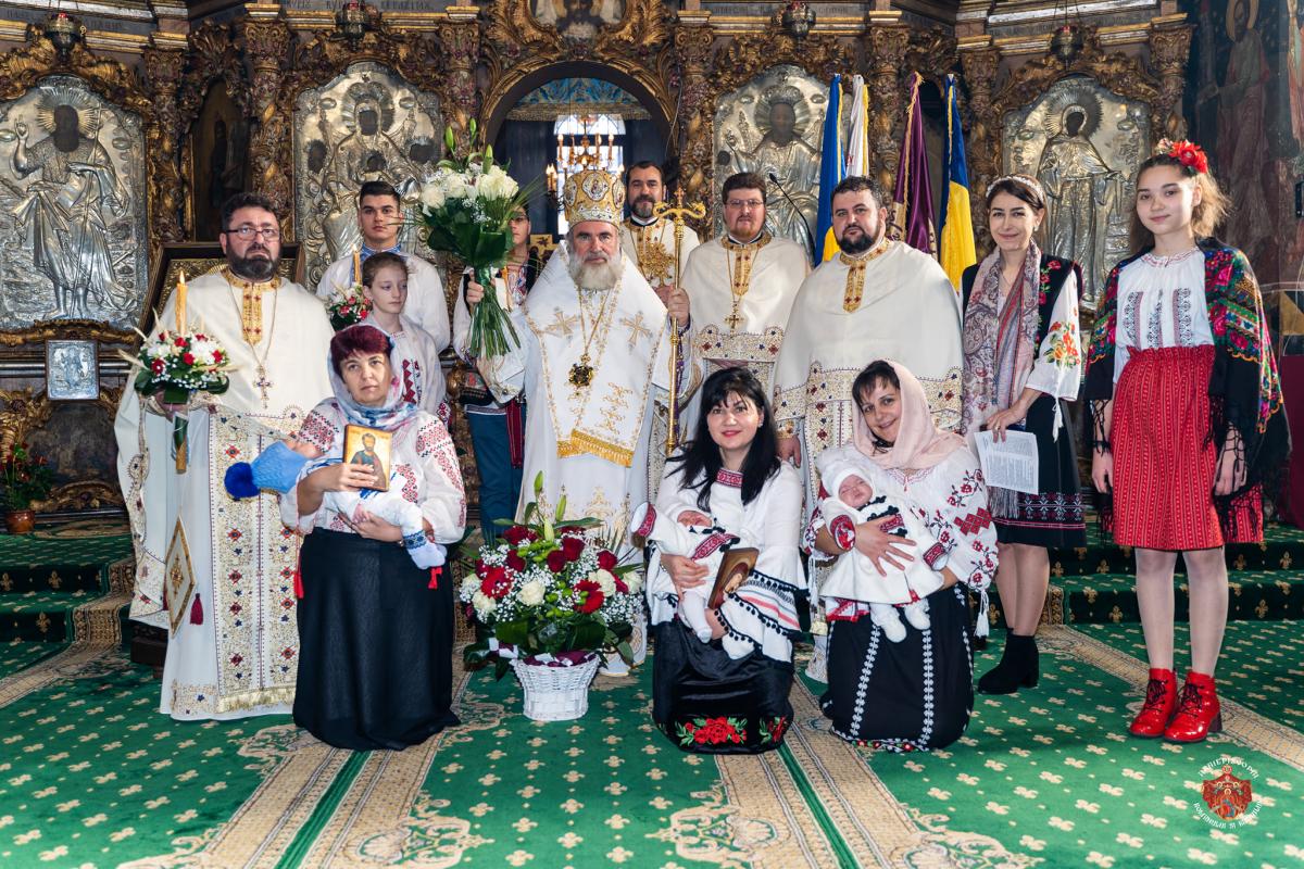 Liturghie baptismală la Catedrala Arhiepiscopală din Roman