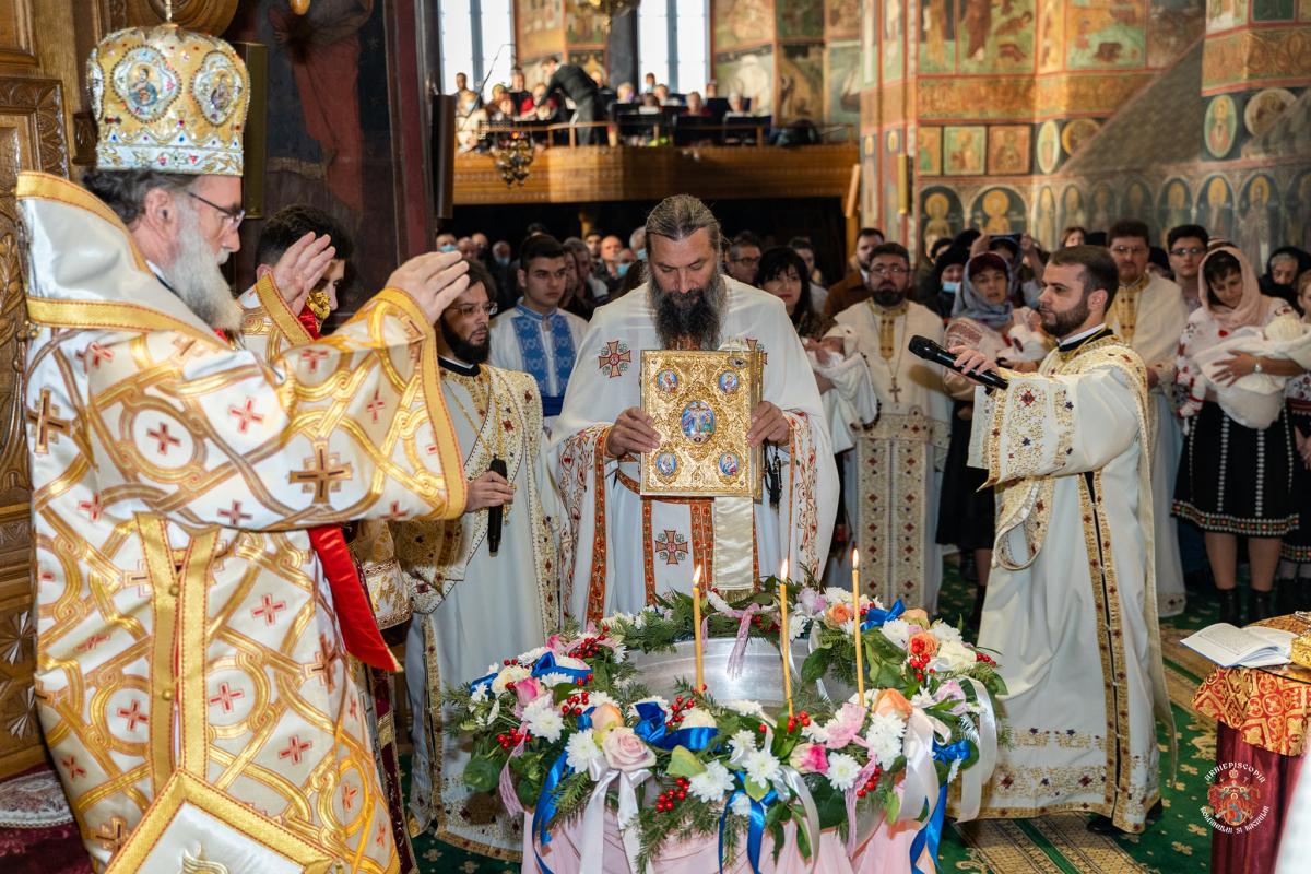 Liturghie baptismală la Catedrala Arhiepiscopală din Roman Liturghie baptismală la Catedrala Arhiepiscopală din Roman