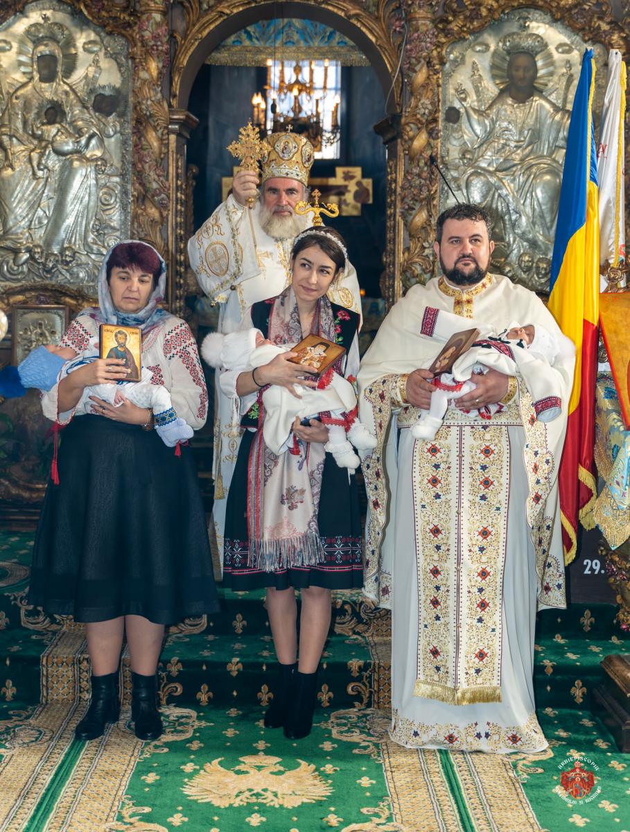 Liturghie baptismală la Catedrala Arhiepiscopală din Roman Liturghie baptismală la Catedrala Arhiepiscopală din Roman