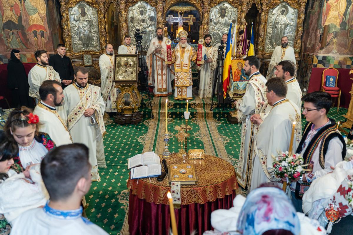 Liturghie baptismală la Catedrala Arhiepiscopală din Roman Liturghie baptismală la Catedrala Arhiepiscopală din Roman
