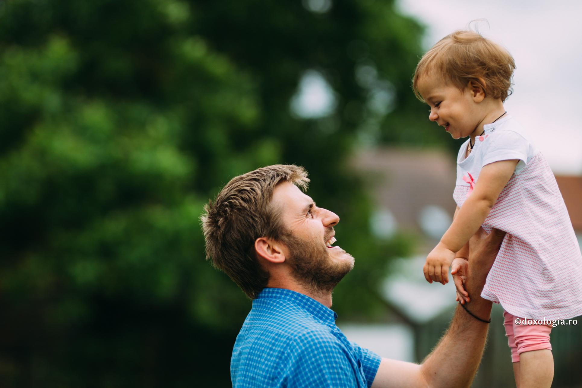 tată cu copilul în brațe