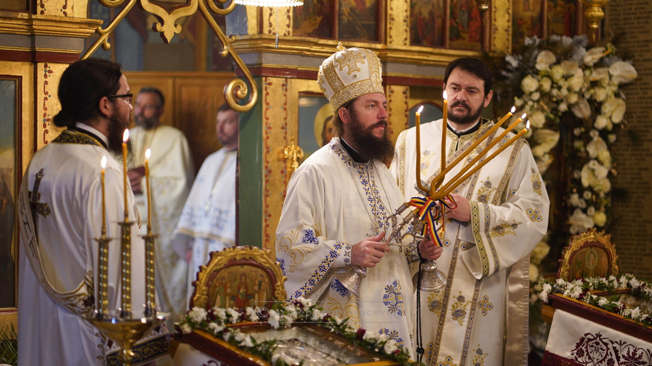 Liturghie arhierească la hramul Bisericii „Sfinții Arhangheli Mihail și Gavriil” din Gura-Humorului