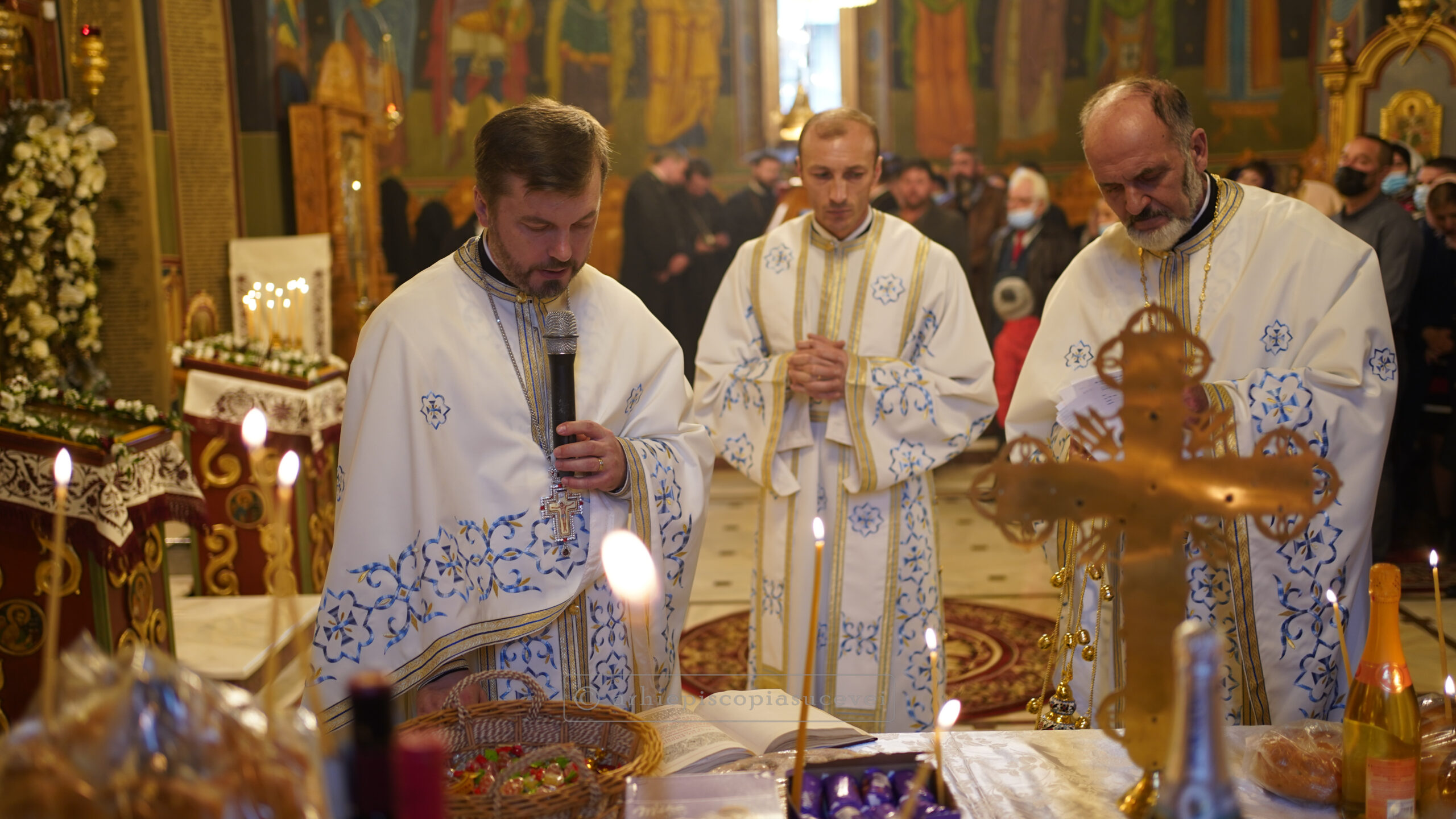 Liturghie arhierească la hramul Bisericii „Sfinții Arhangheli Mihail și Gavriil” din Gura-Humorului