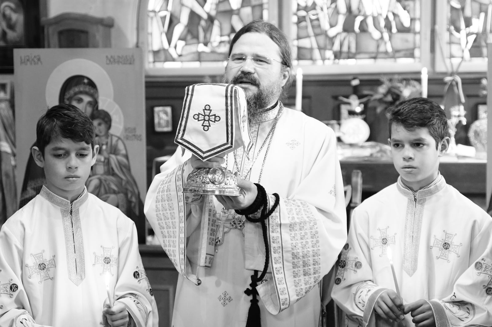 (Foto) Slujire arhierească în Parohia „Sfântul Mucenic Gheorghe” din Stockholm