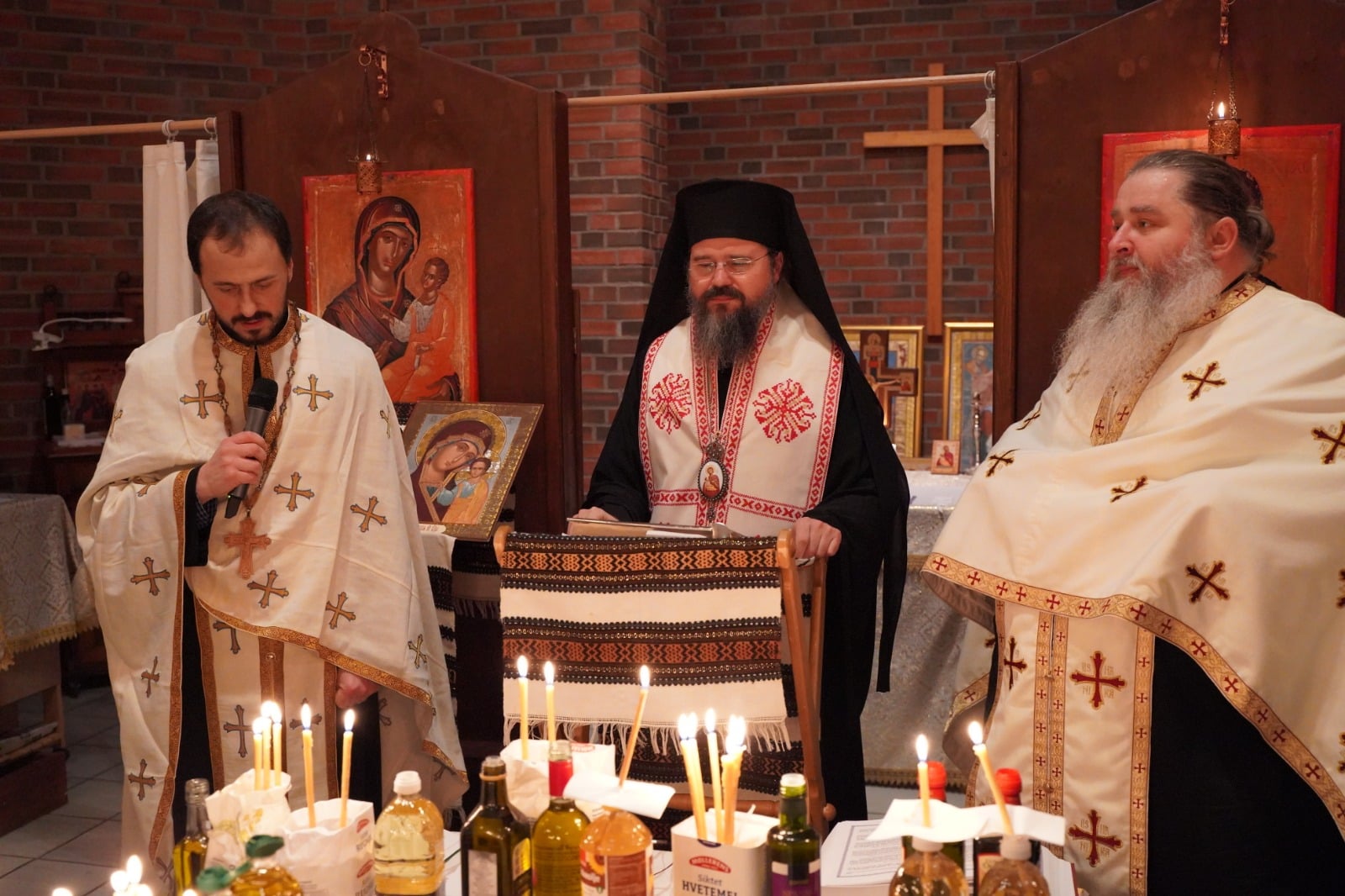 (Foto) Slujire arhierească în Parohia „Sfântul Mucenic Gheorghe” din Stockholm