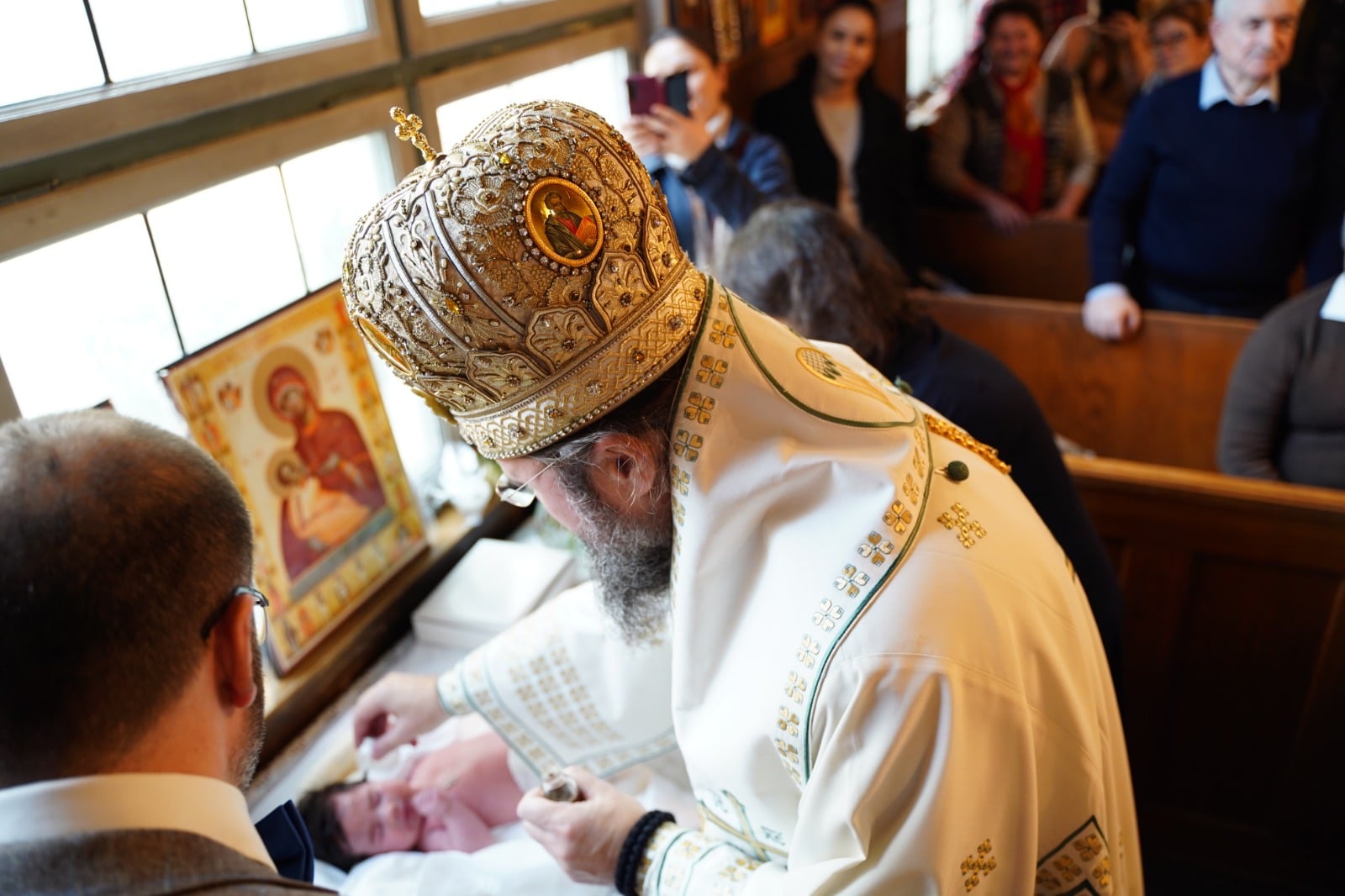 (Foto) Slujire arhierească în Parohia „Sfântul Mucenic Gheorghe” din Stockholm