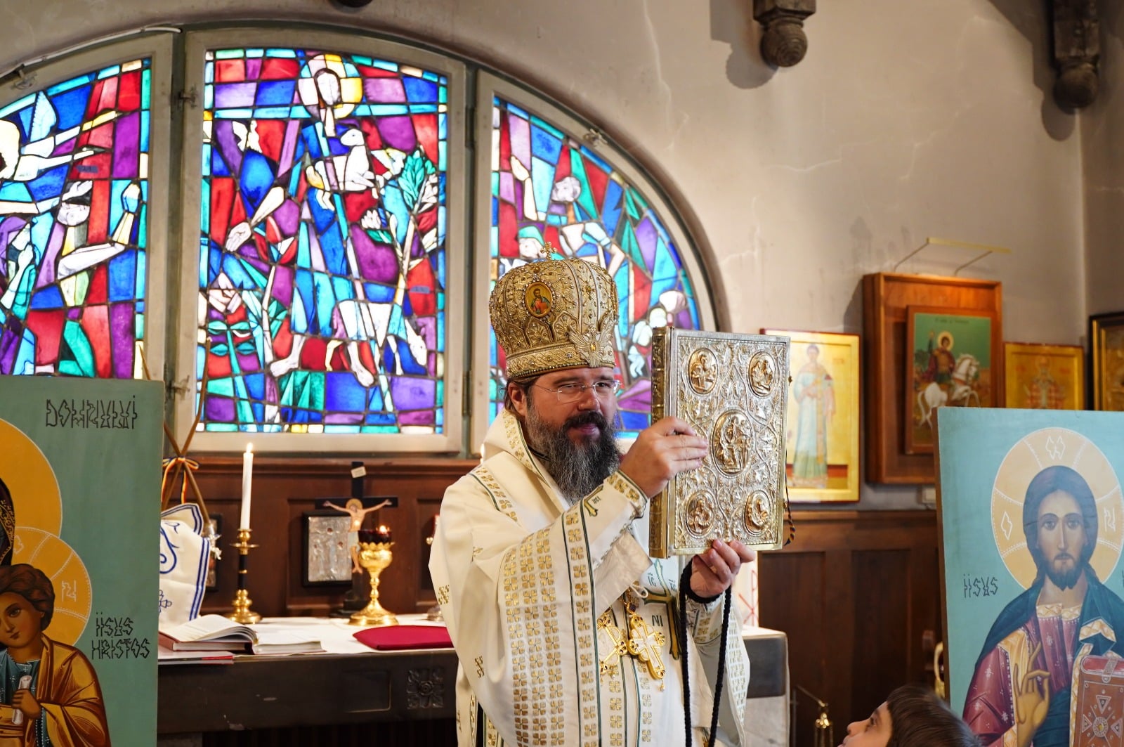 (Foto) Slujire arhierească în Parohia „Sfântul Mucenic Gheorghe” din Stockholm
