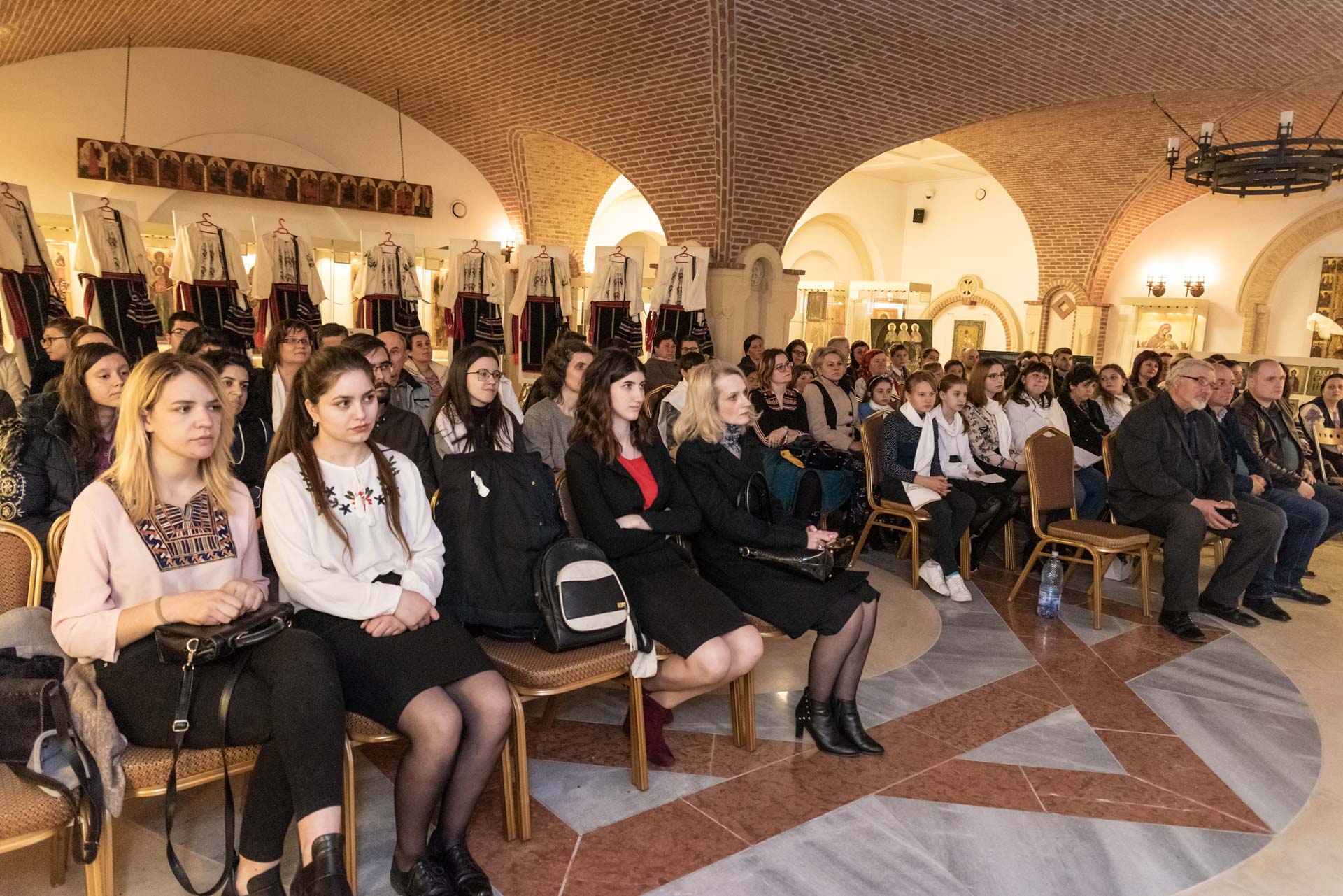 Expoziţie cu vânzare „Nestemate ale satului românesc: ia şi icoana“, la Muzeul Mitropolitan din Iaşi Expoziţie cu vânzare „Nestemate ale satului românesc: ia şi icoana“, la Muzeul Mitropolitan din Iaşi
