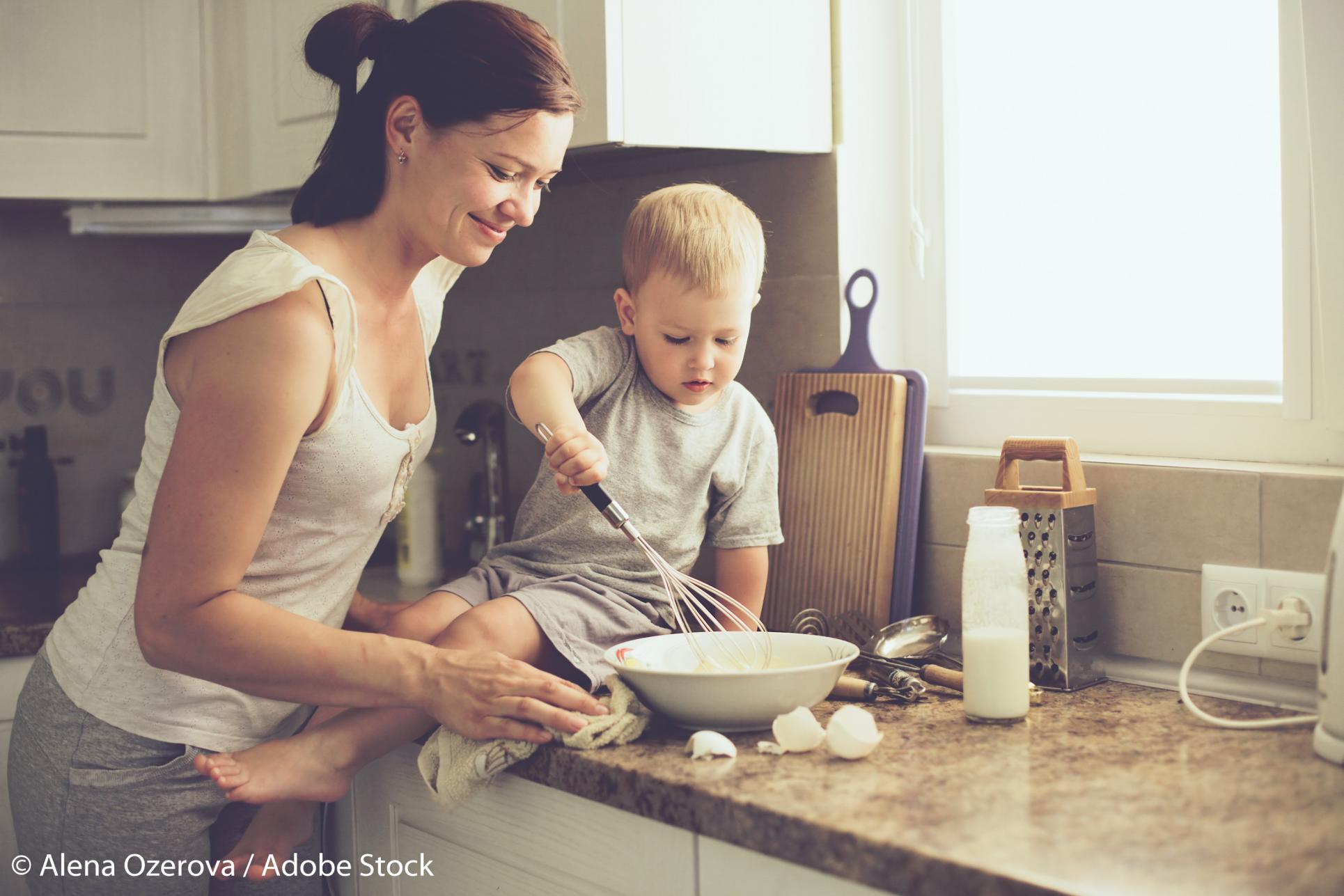 De acasă ori de la serviciu, munca femeii trebuie valorizată / Foto: Alena Ozerova/AdobeStock mama și fiul în bucătărie