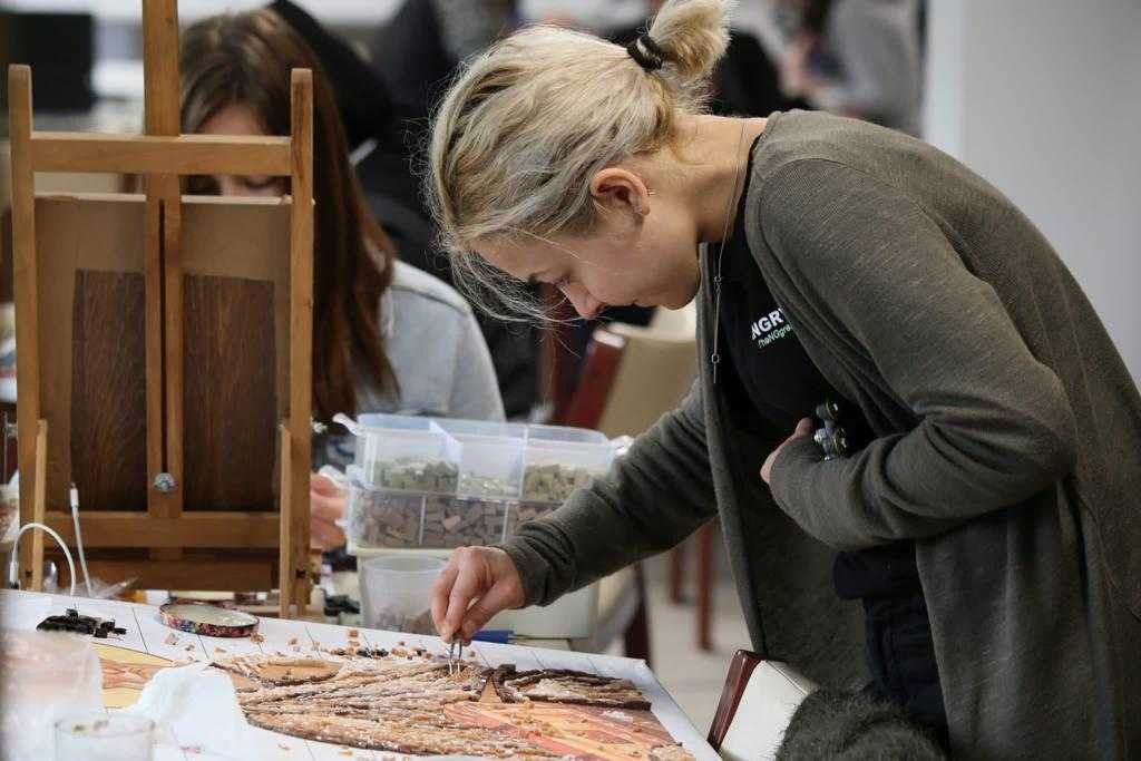 Mănăstirea Sihăstria: Intrare pictată de Daniel Codrescu și împodobită cu mozaic făcut de români de pretutindeni