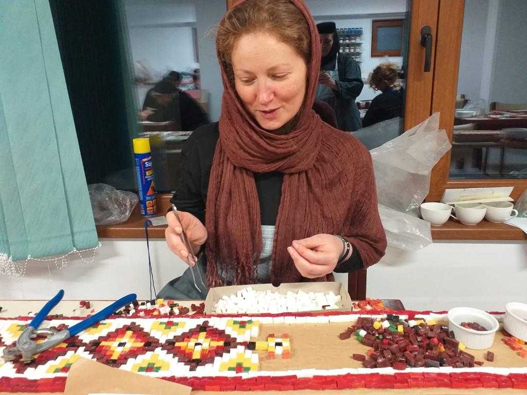 Mănăstirea Sihăstria: Intrare pictată de Daniel Codrescu și împodobită cu mozaic făcut de români de pretutindeni