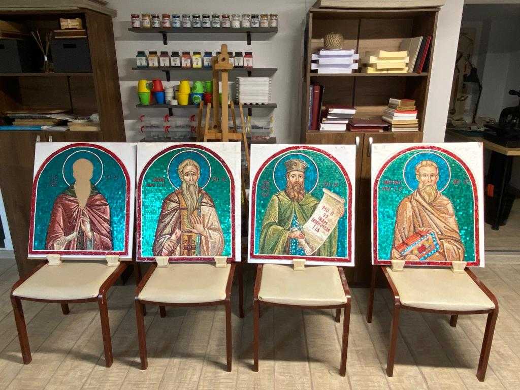 Mănăstirea Sihăstria: Intrare pictată de Daniel Codrescu și împodobită cu mozaic făcut de români de pretutindeni