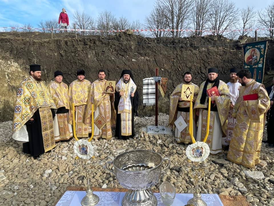 PS Veniamin a pus piatra de temelie pentru biserica din satul Feștelița