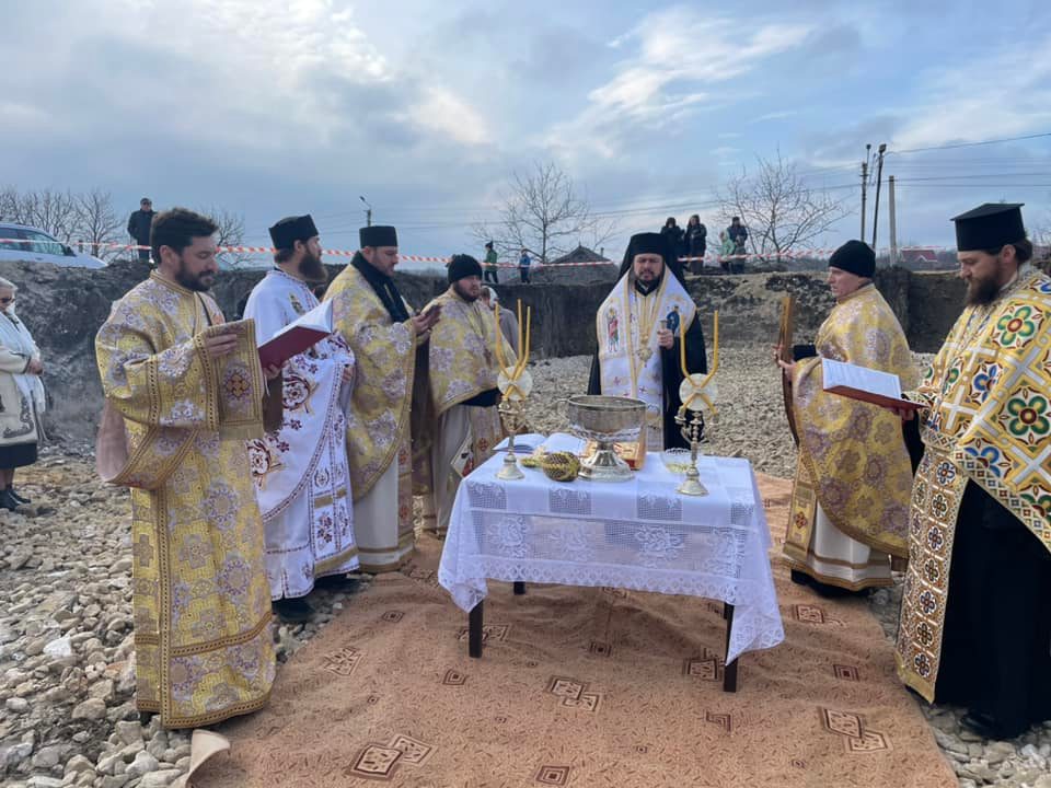 PS Veniamin a pus piatra de temelie pentru biserica din satul Feștelița