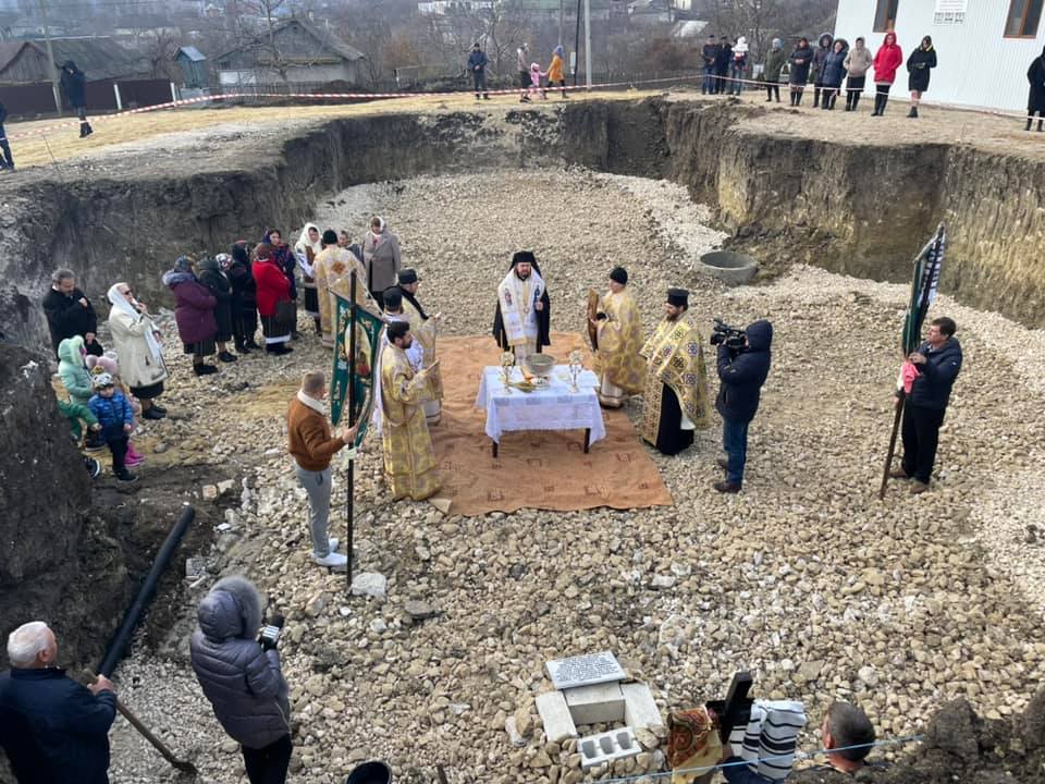 PS Veniamin a pus piatra de temelie pentru biserica din satul Feștelița