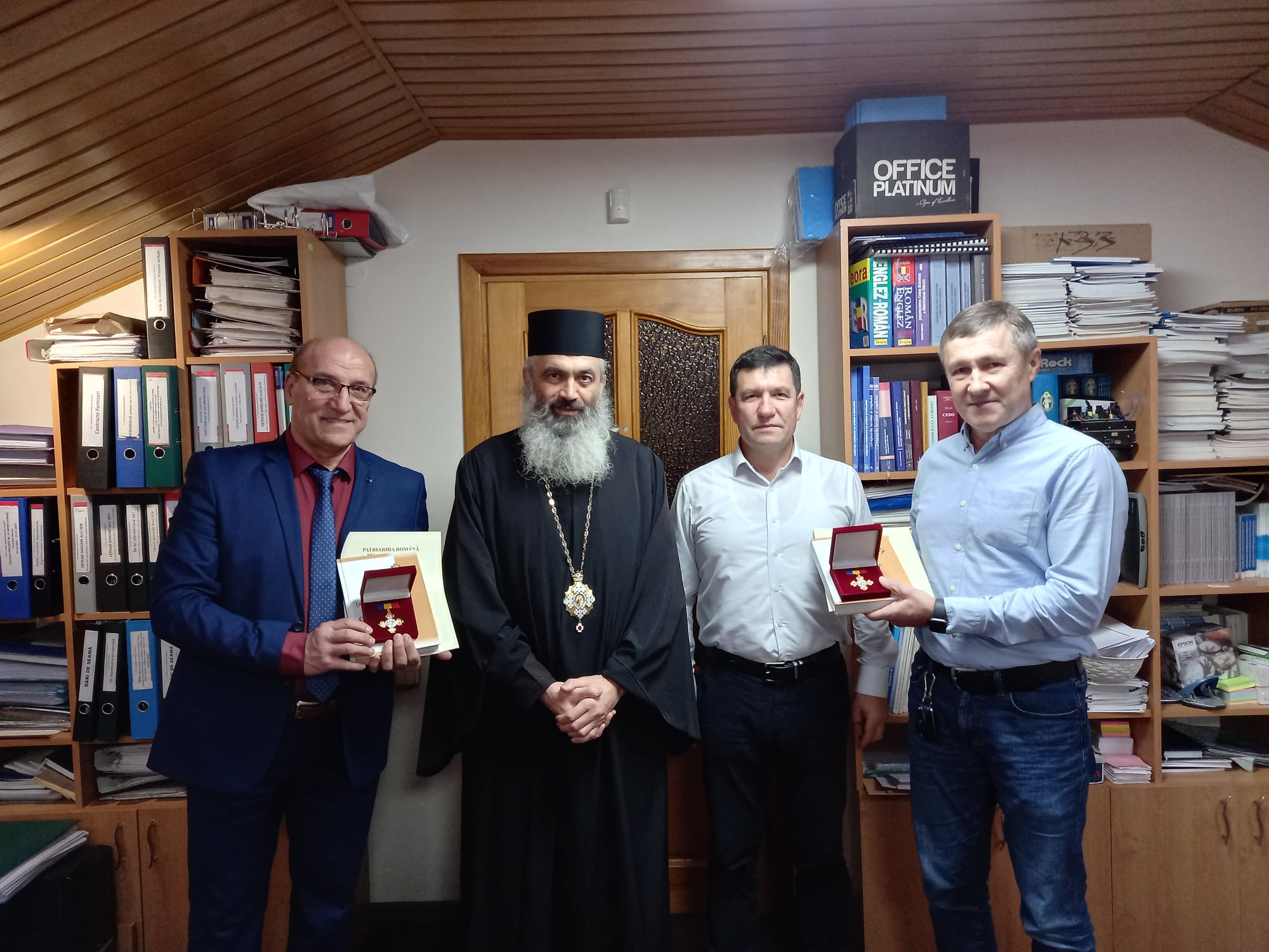 Doi avocaţi basarabeni au primit Ordinul „Crucea Bălţeană” din partea PS Antonie