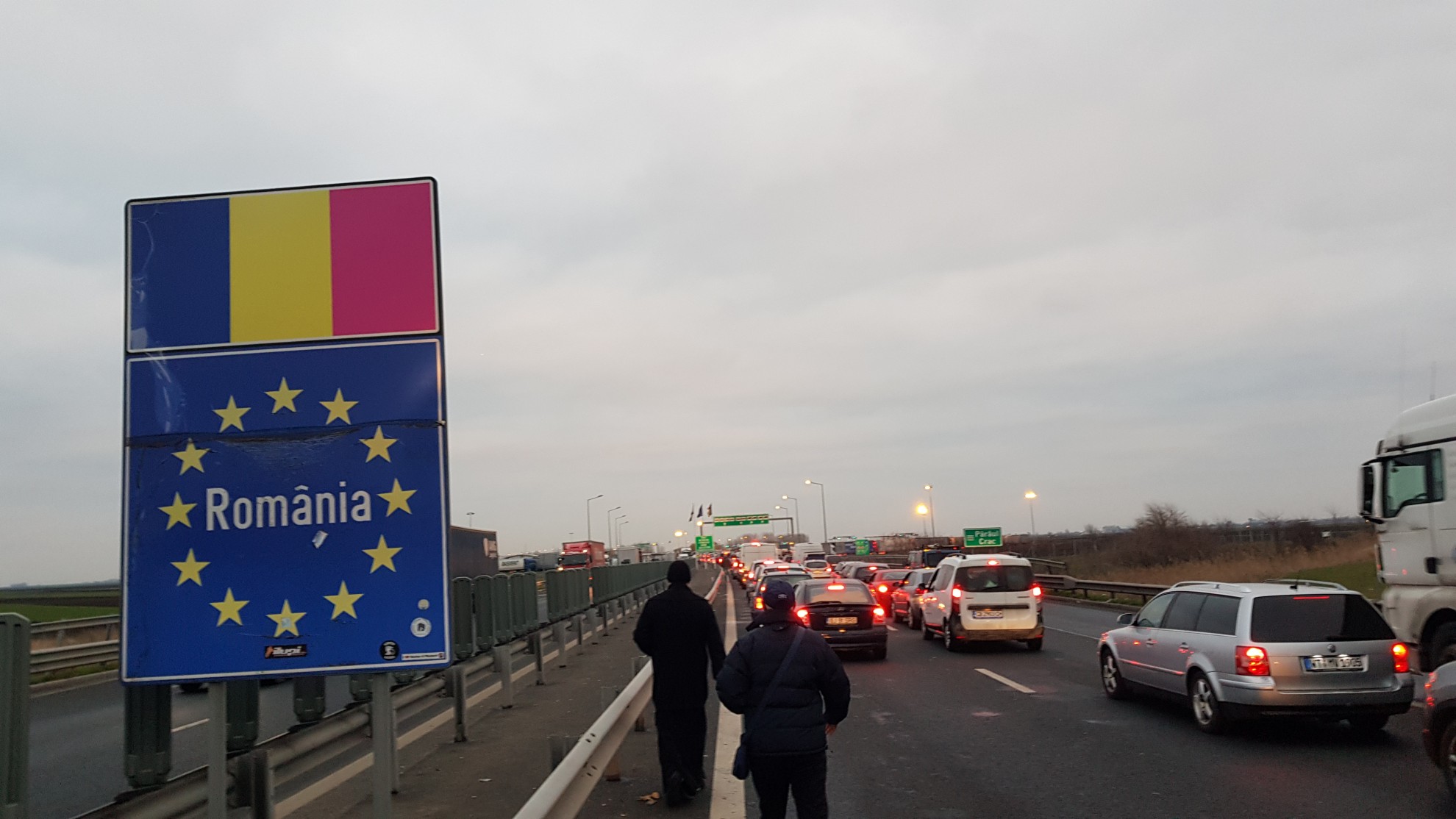 (Video) Ceai cald și pachete cu mâncare pentru românii care așteptau de ore întregi în Vama Nădlac II, oferite de Arhiepiscopia Aradului (Video) Ceai cald și pachete cu mâncare pentru românii care așteptau de ore întregi în Vama Nădlac II, oferite de Arhiepiscopia Aradului