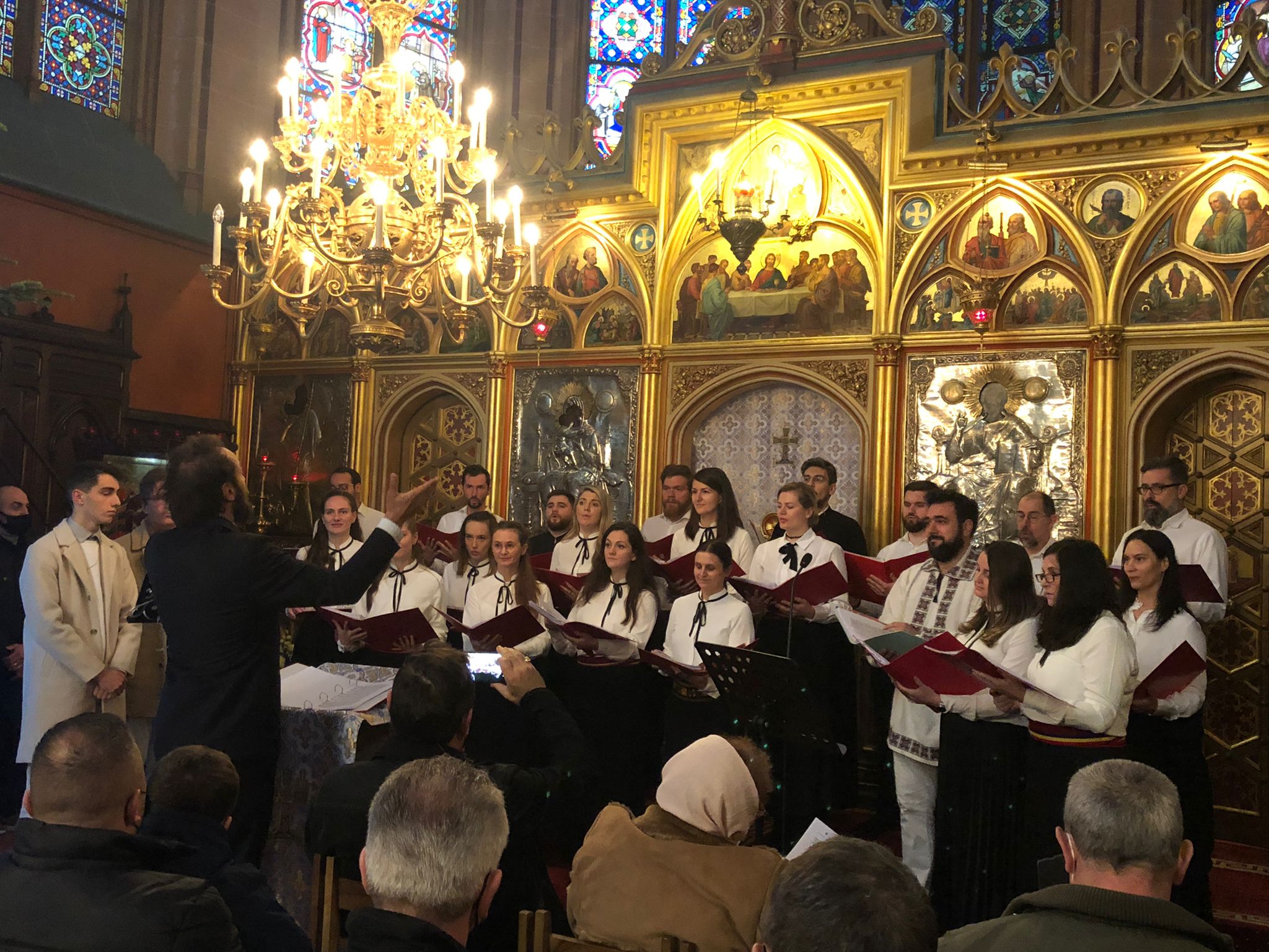 Colinde bizantine și strângere de fonduri la Catedrala Ortodoxă din Paris: Donațiile au fost redirecționate către renovarea Mănăstirii Godoncourt