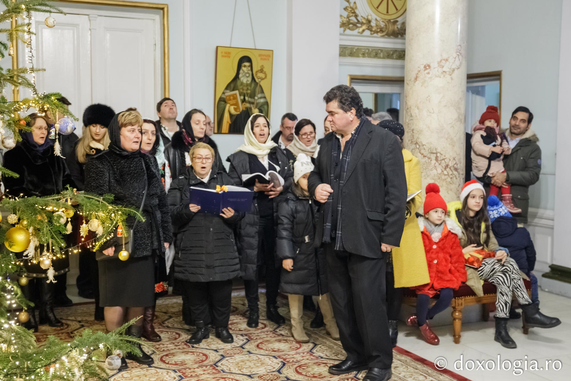 (Foto) Corul „Sanctus” – Colindători la Reședința Mitropolitană 2021