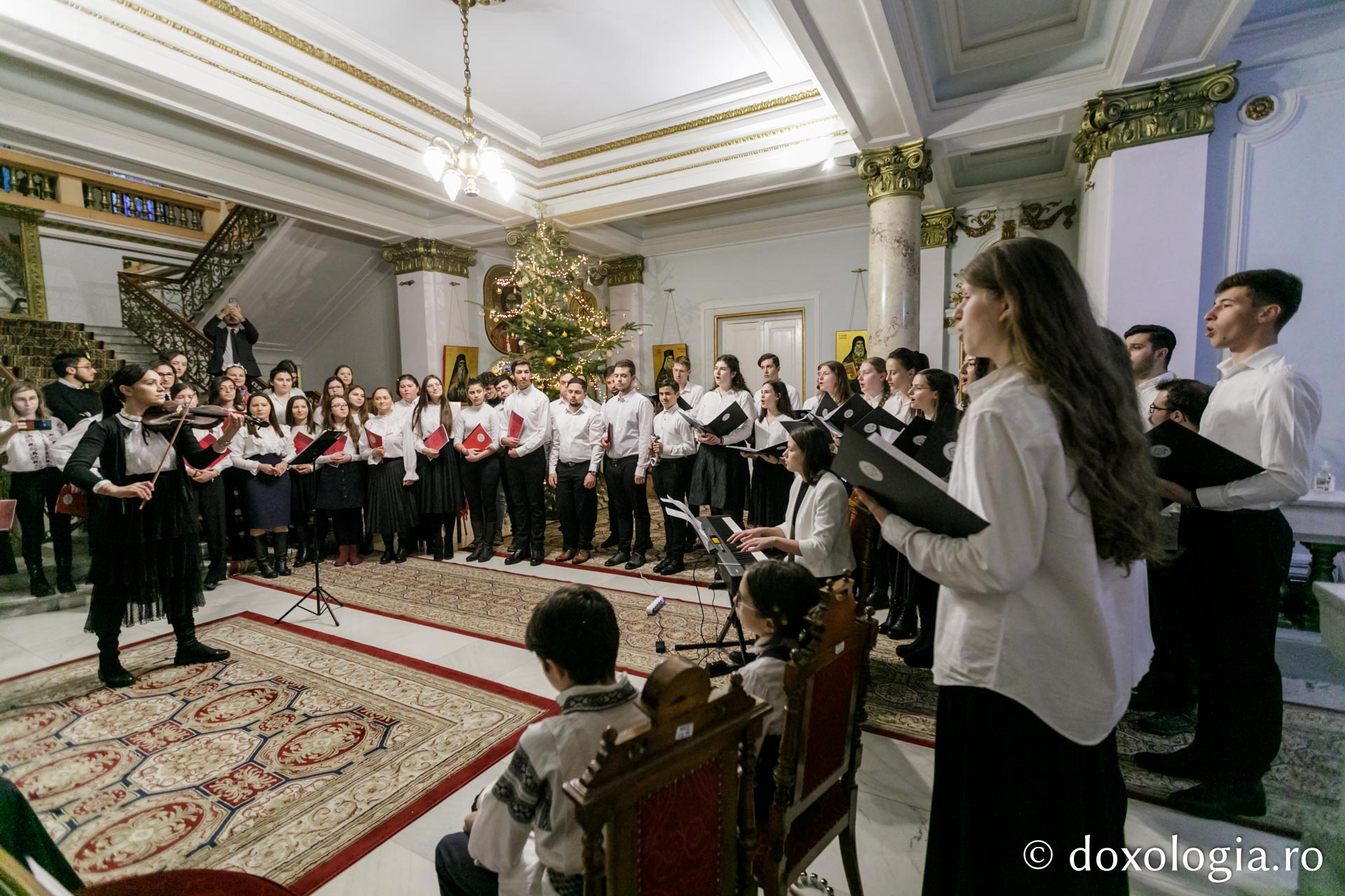 (Foto) ASCOR Iași – Colindători la Reședința Mitropolitană 2021