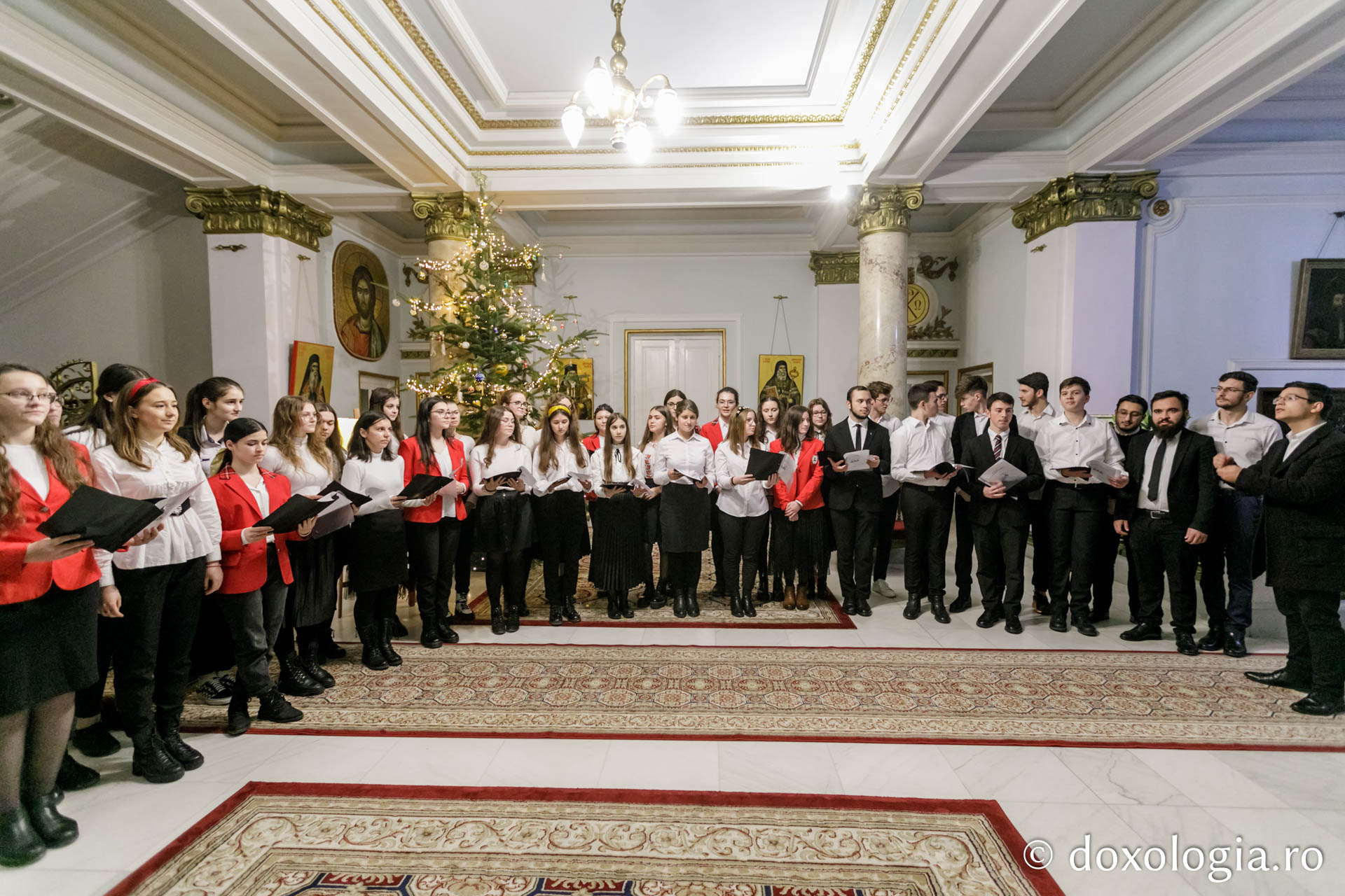 (Foto) „Prietenii Sfinților Trei Ierarhi” – Colindători la Reședința Mitropolitană 2021