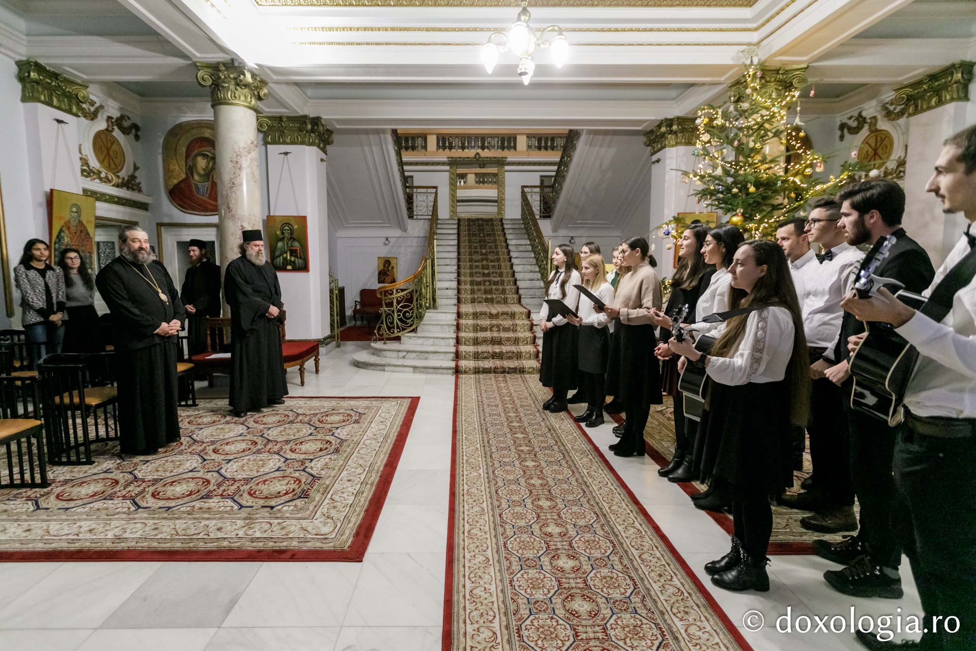 (Foto)  Studenți pentru Viață Iași – Colindători la Reședința Mitropolitană 2021