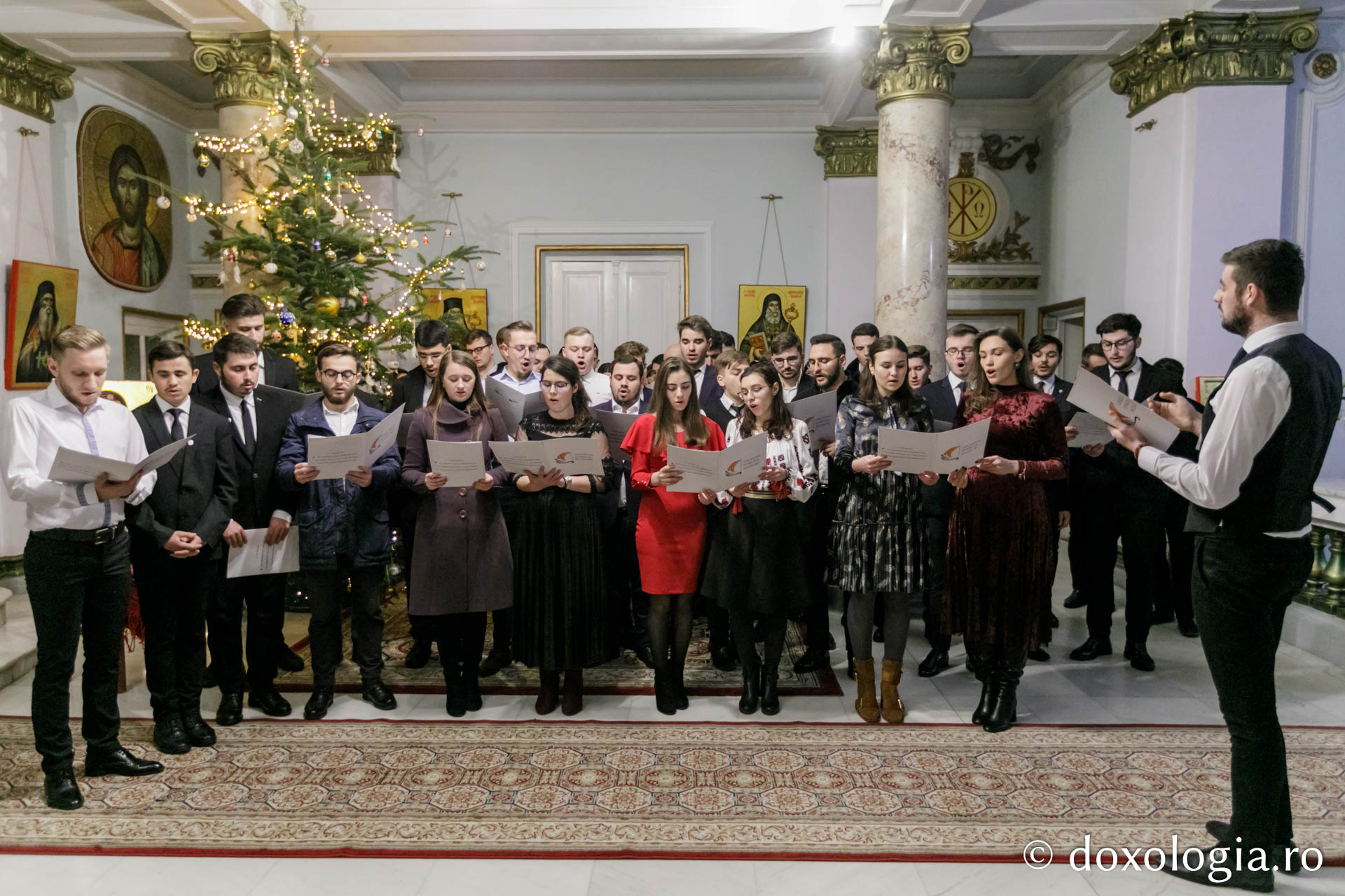 (Foto) Colegiul „Sfântul Nicolae” Iași – Colindători la Reședința Mitropolitană 2021