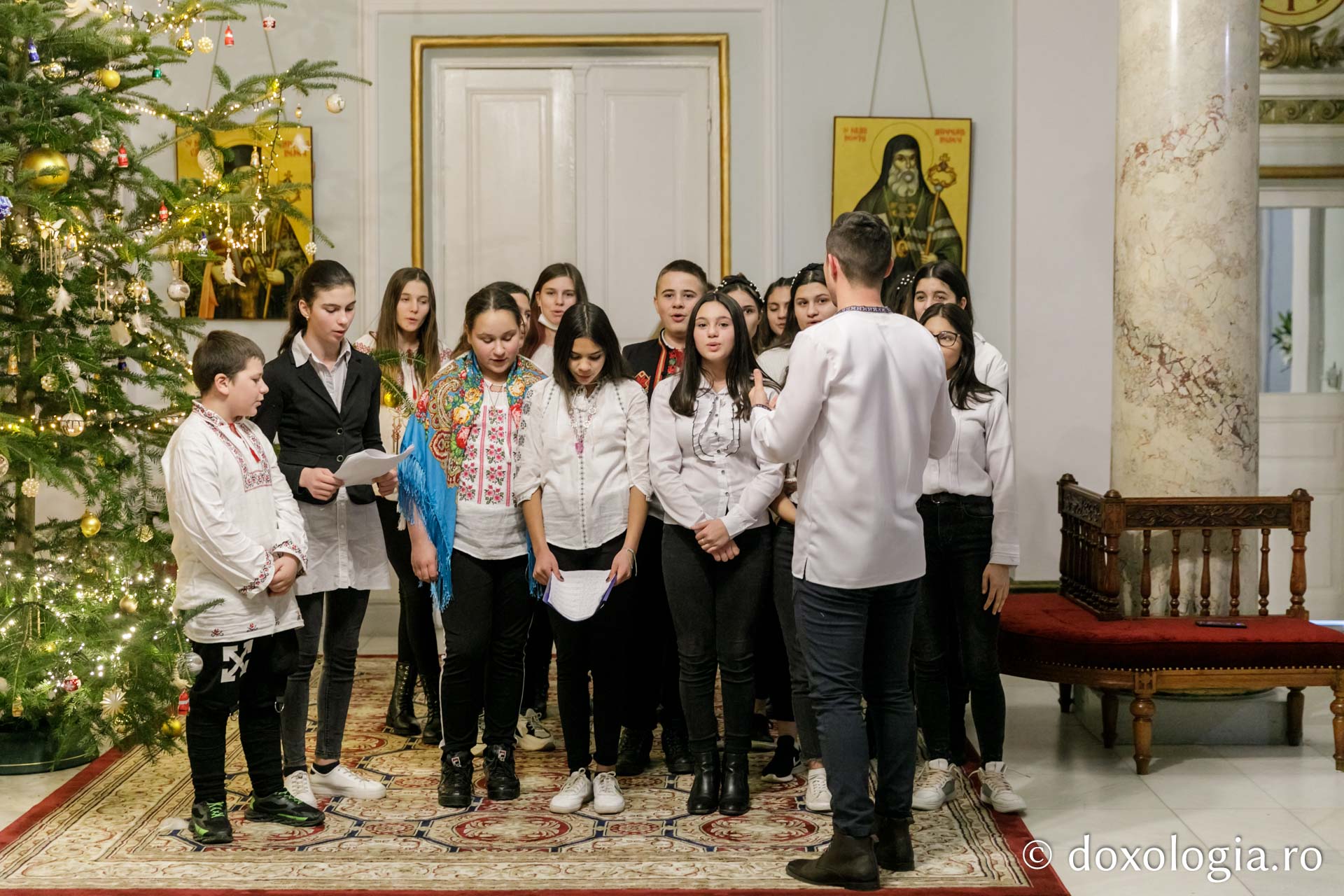 (Foto) Parohia Slobozia-Voinești – Colindători la Reședința Mitropolitană 2021