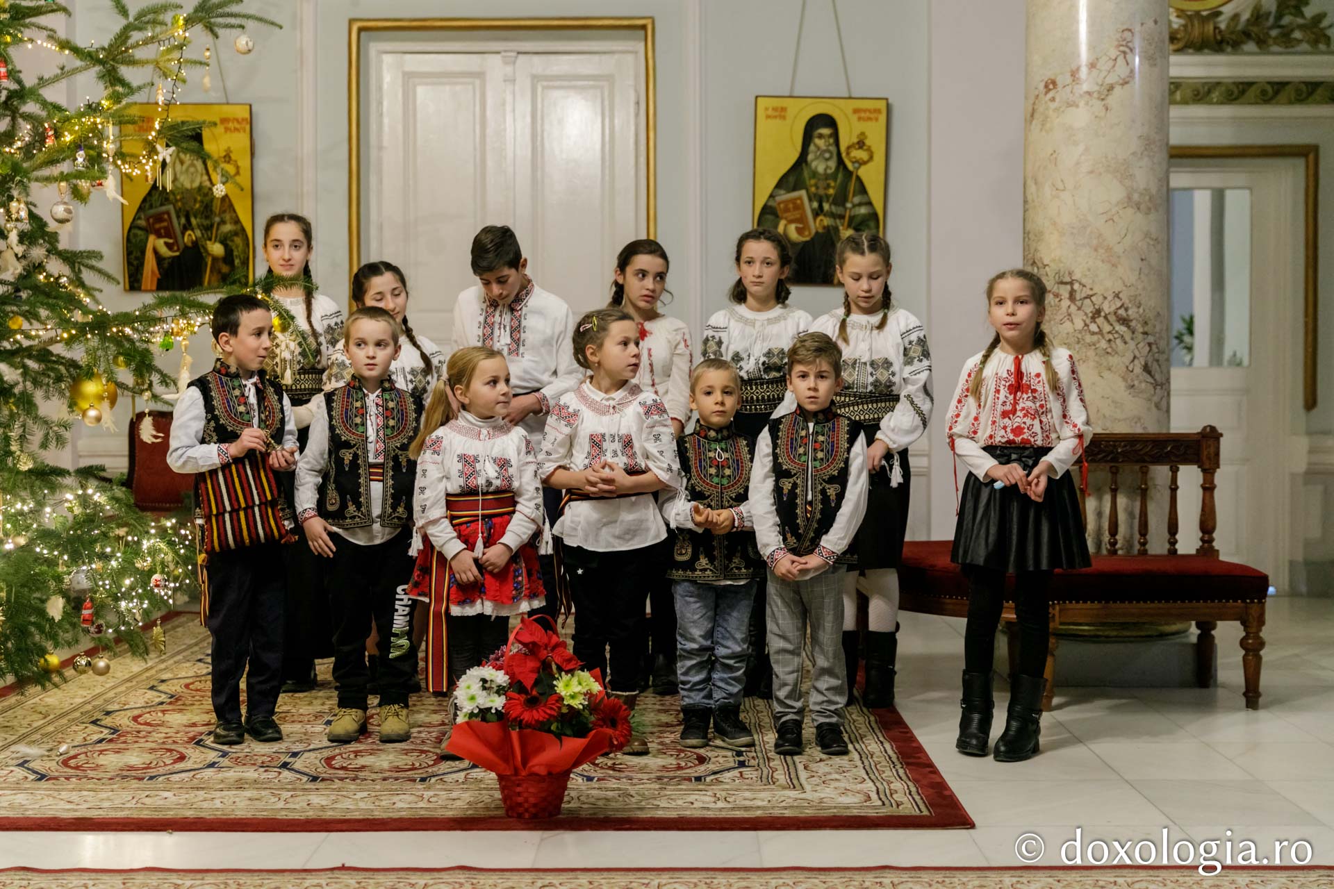 (Foto) Parohia Șerbești – Colindători la Reședința Mitropolitană 2021