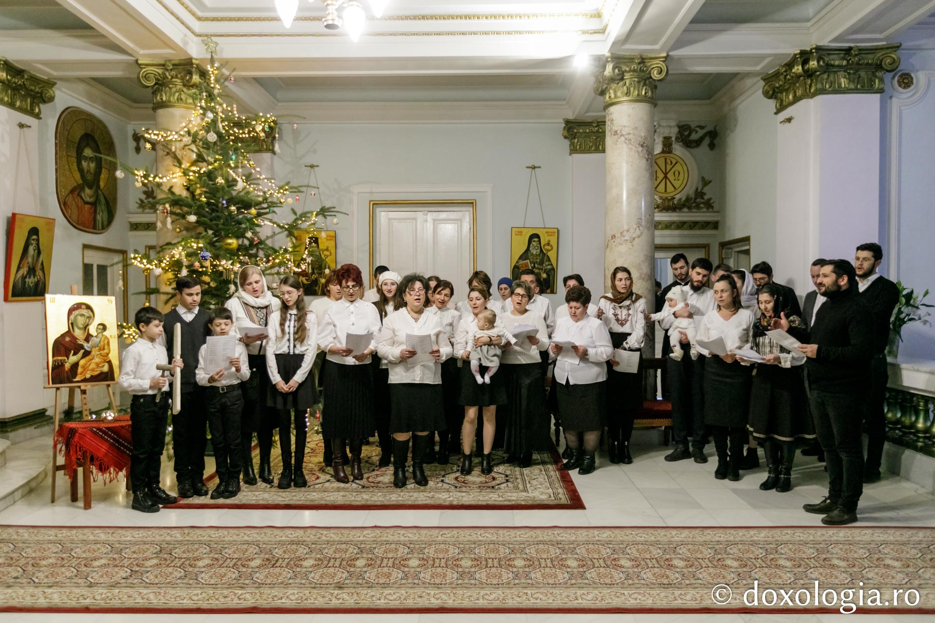 (Foto) Spitalul Clinic „Dr. C. I. Parhon” din Iași – Colindători la Reședința Mitropolitană 2021