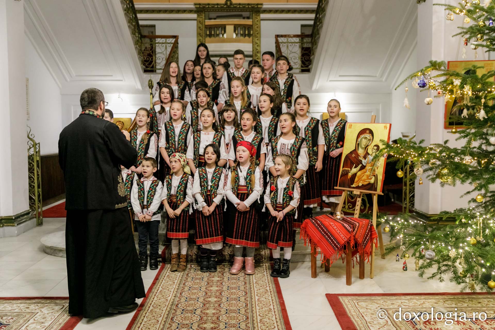 (Foto) Parohia Cozmești – Colindători la Reședința Mitropolitană 2021