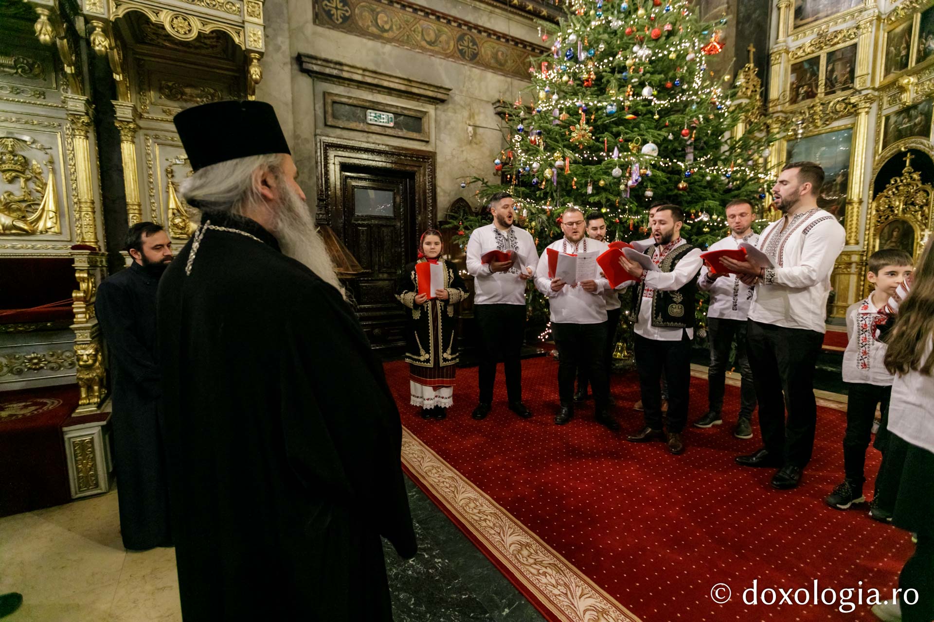 (Foto) Corul „Sfântul Ioan Rusul” al Parohiei „Adormirea Maicii Domnului” din Iași – Colindători la Reședința Mitropolitană 2021