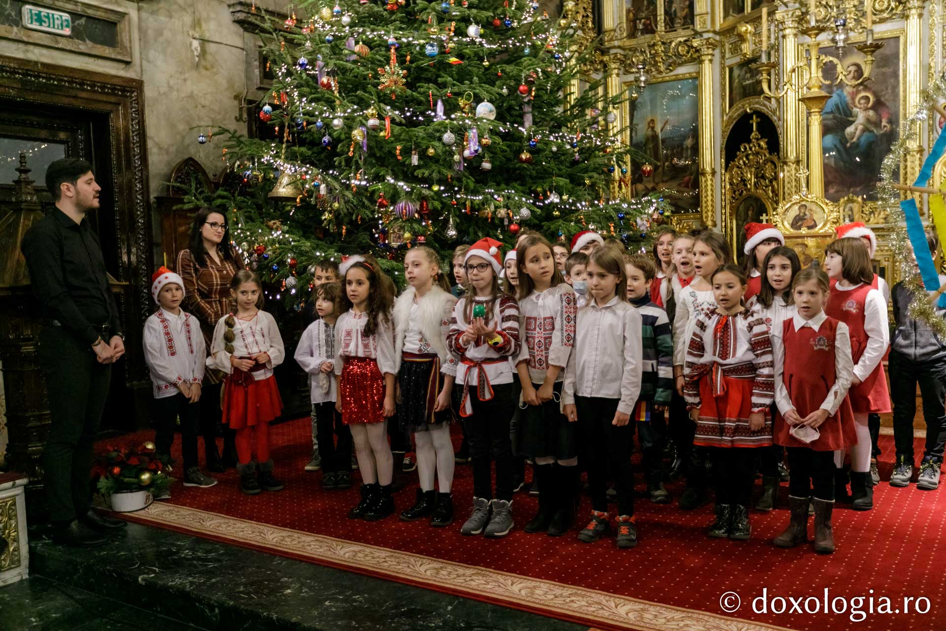 (Foto) Școala Primară „Carol I” din Iași – Colindători la Reședința Mitropolitană 2021