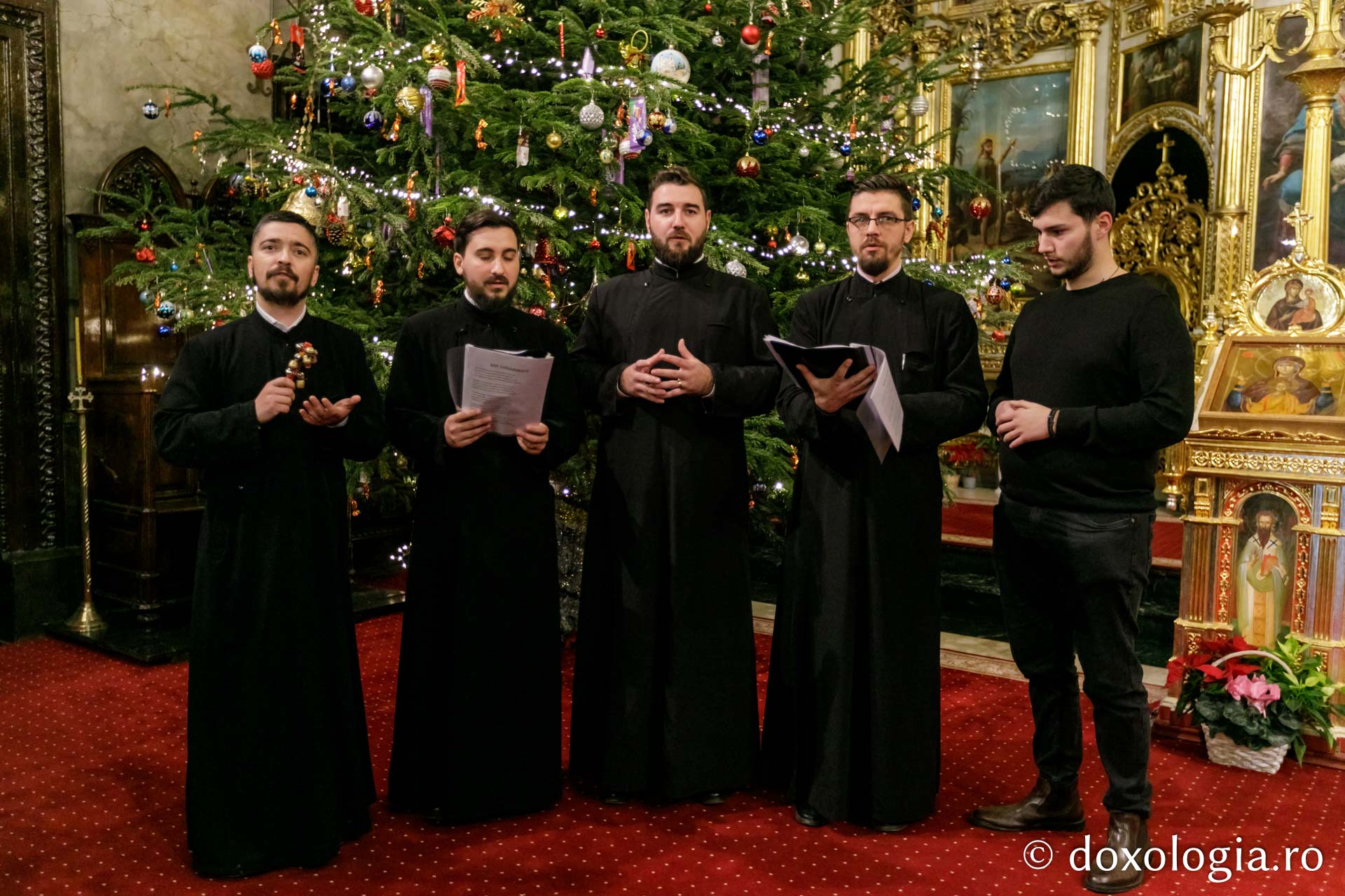 (Foto) Corul clericilor din Medeleni, Basarabia – Colindători la Reședința Mitropolitană 2021