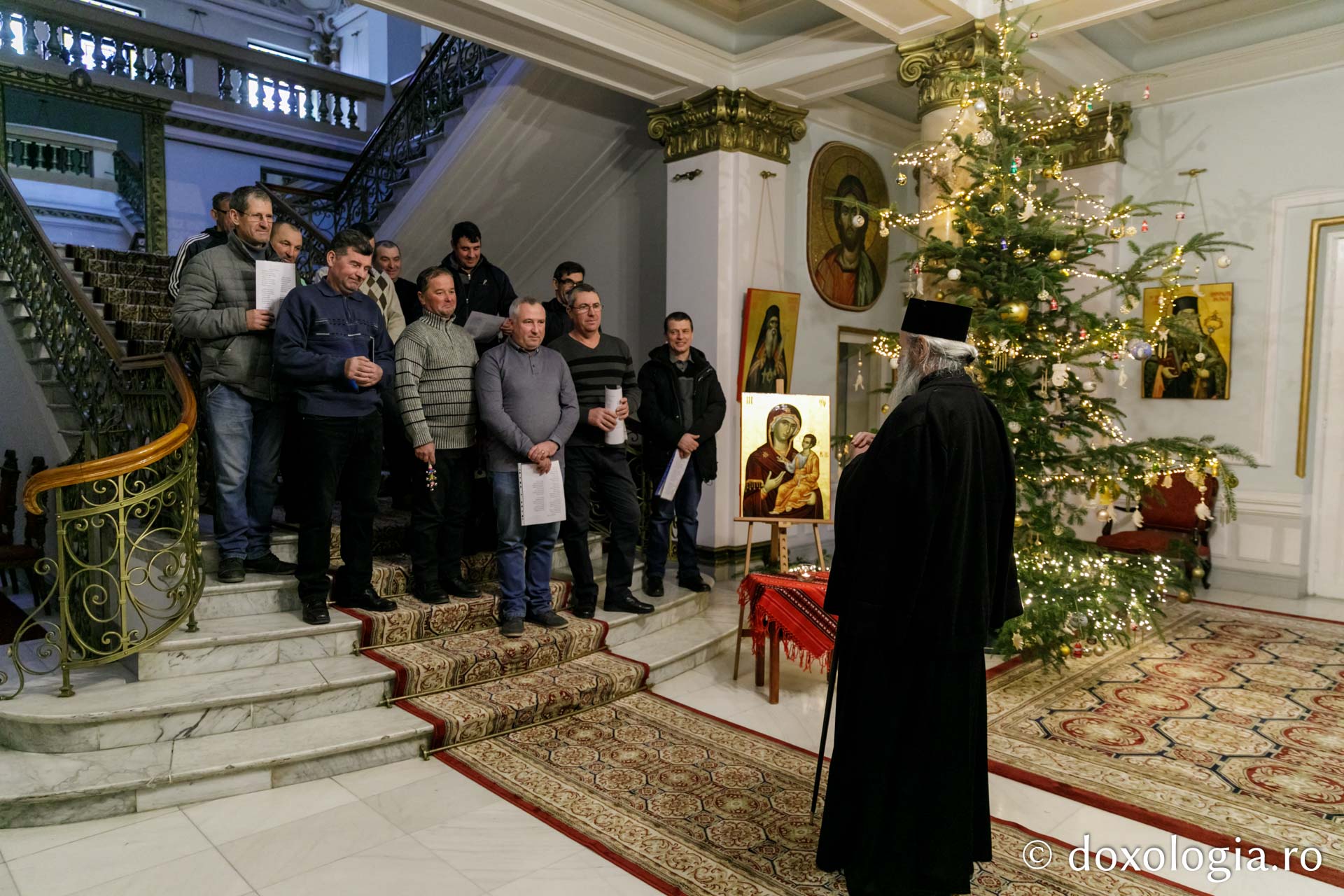 (Foto) Echipa „Meșterul Manole” – Colindători la Reședința Mitropolitană 2021