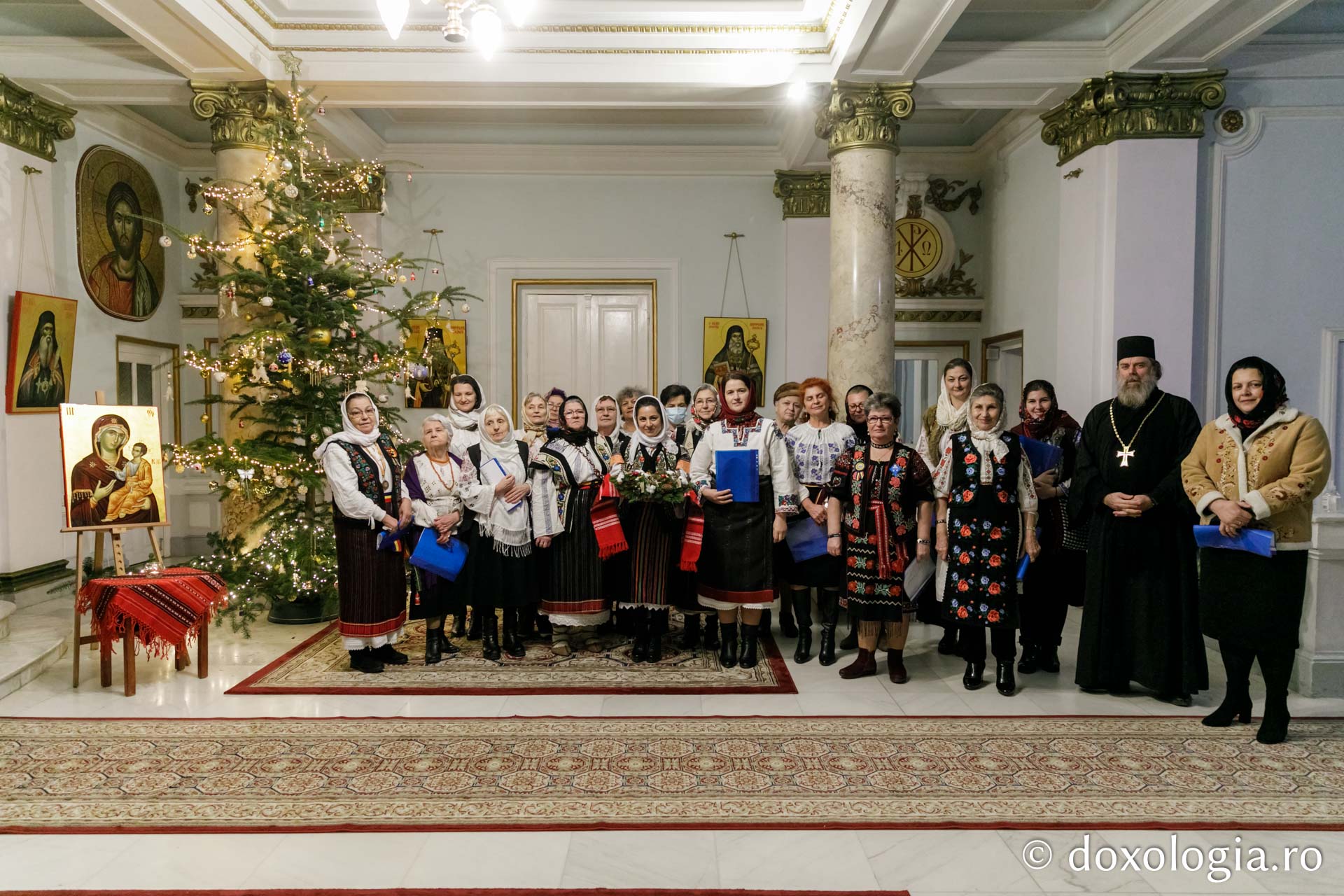 (Foto) Societatea Ortodoxă a Femeilor Române Iași – Colindători la Reședința Mitropolitană 2021