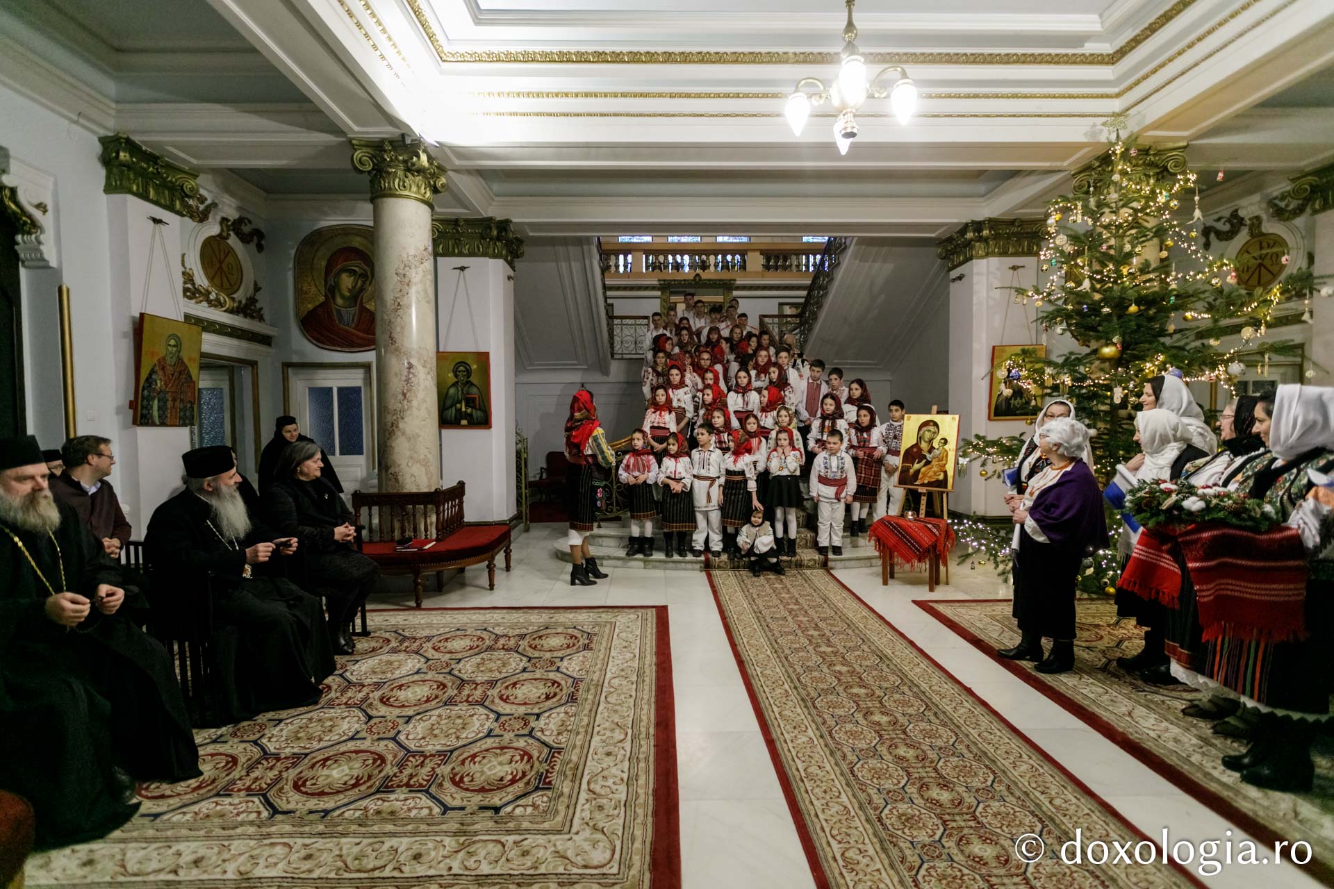 (Foto) Parohia Feredeni – Colindători la Reședința Mitropolitană 2021