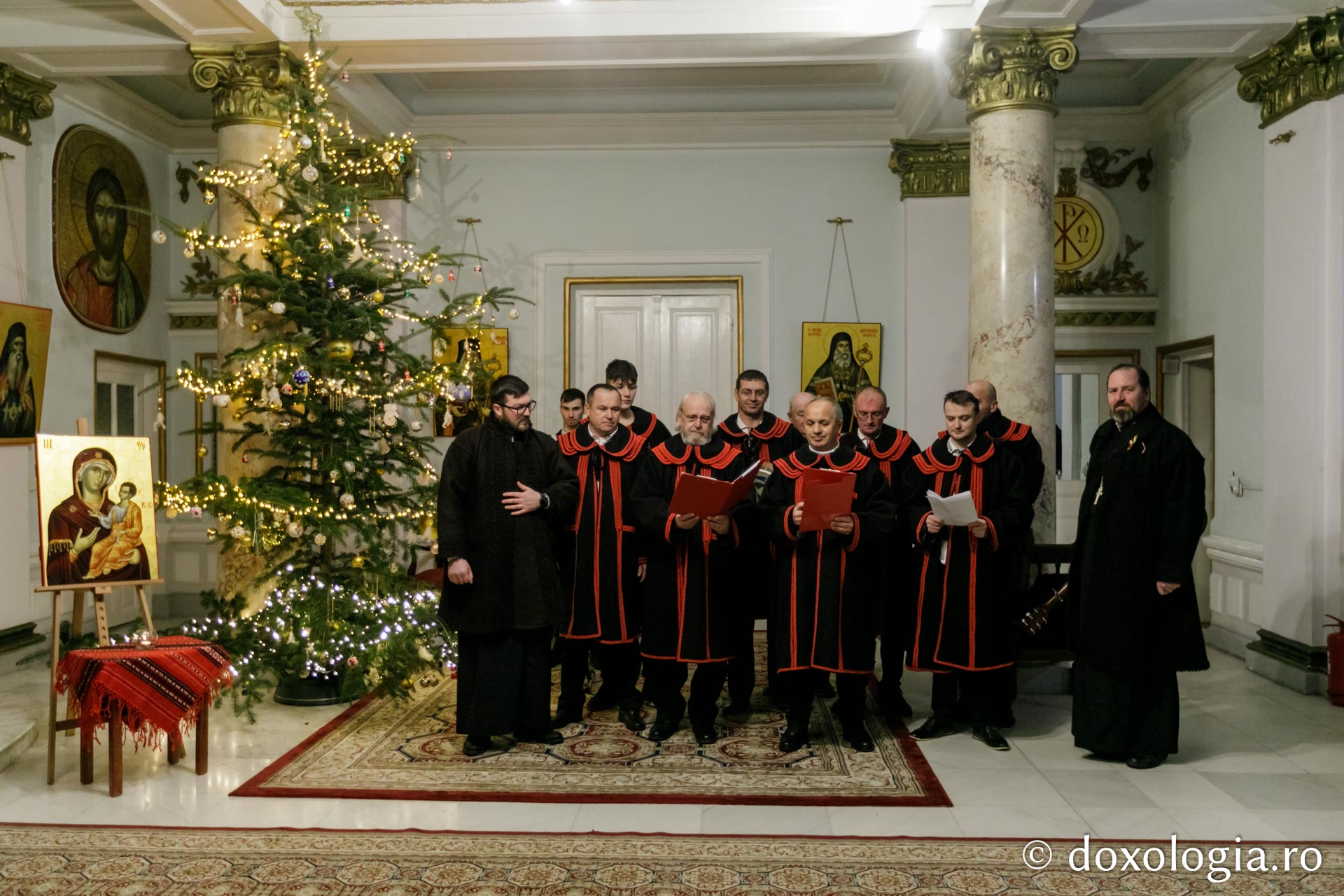(Foto) Parohia „Sfântul Haralambie” Târgu Neamț – Colindători la Reședința Mitropolitană 2021