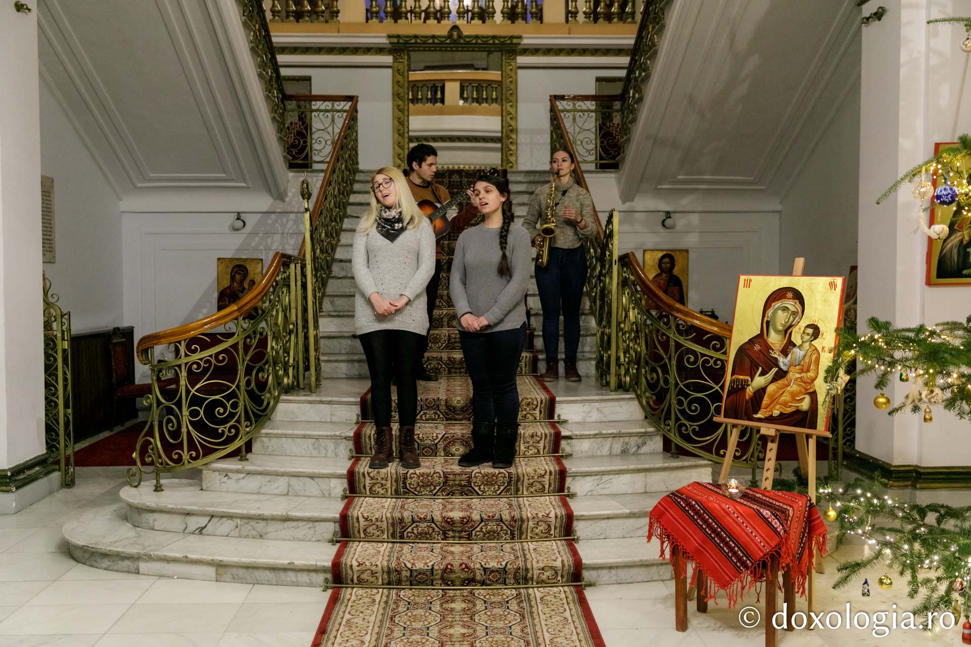 (Foto) Grup vocal-instrumental – Colindători la Reședința Mitropolitană 2021