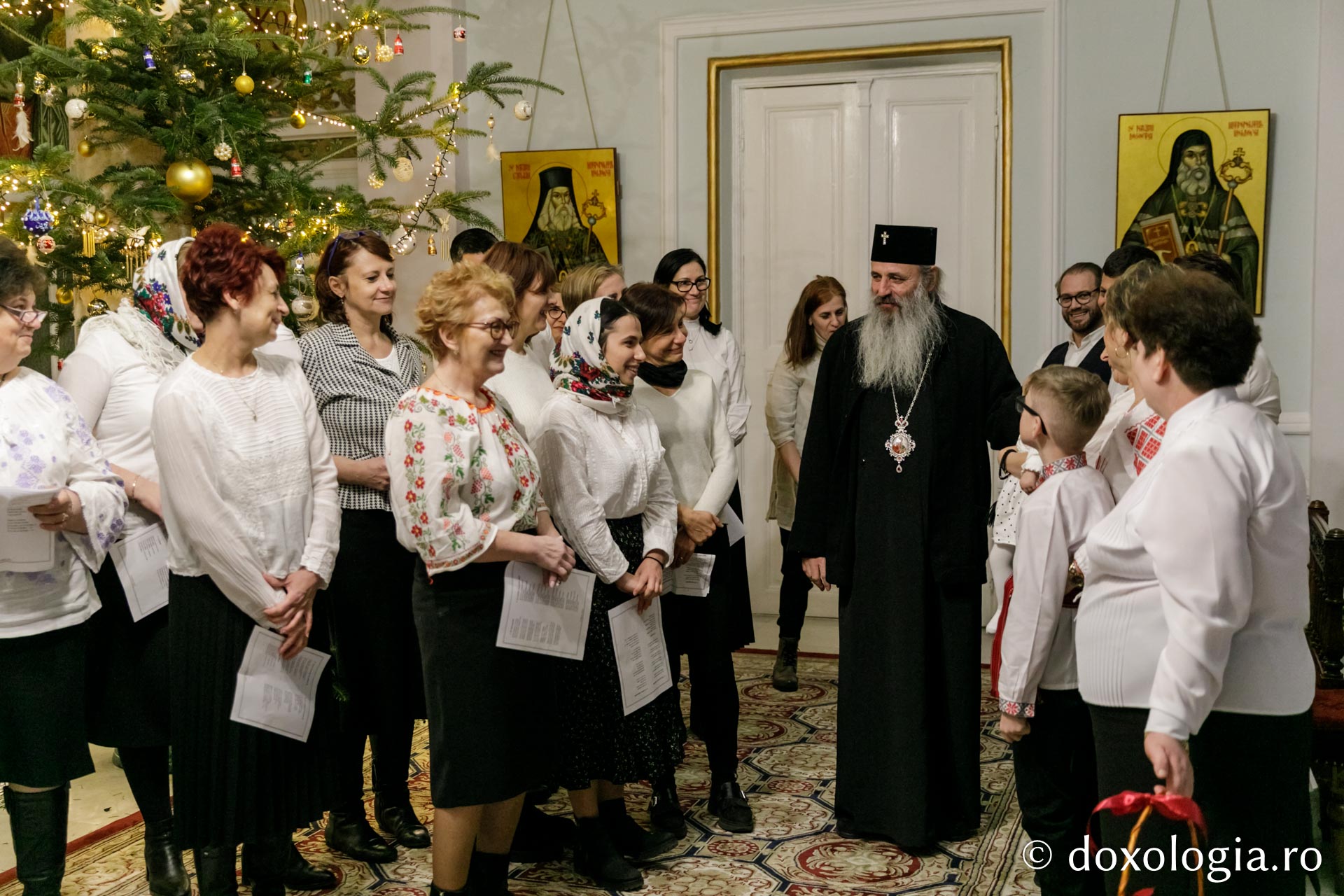 (Foto) Spitalul Clinic „Dr. C. I. Parhon” din Iași – Colindători la Reședința Mitropolitană 2021