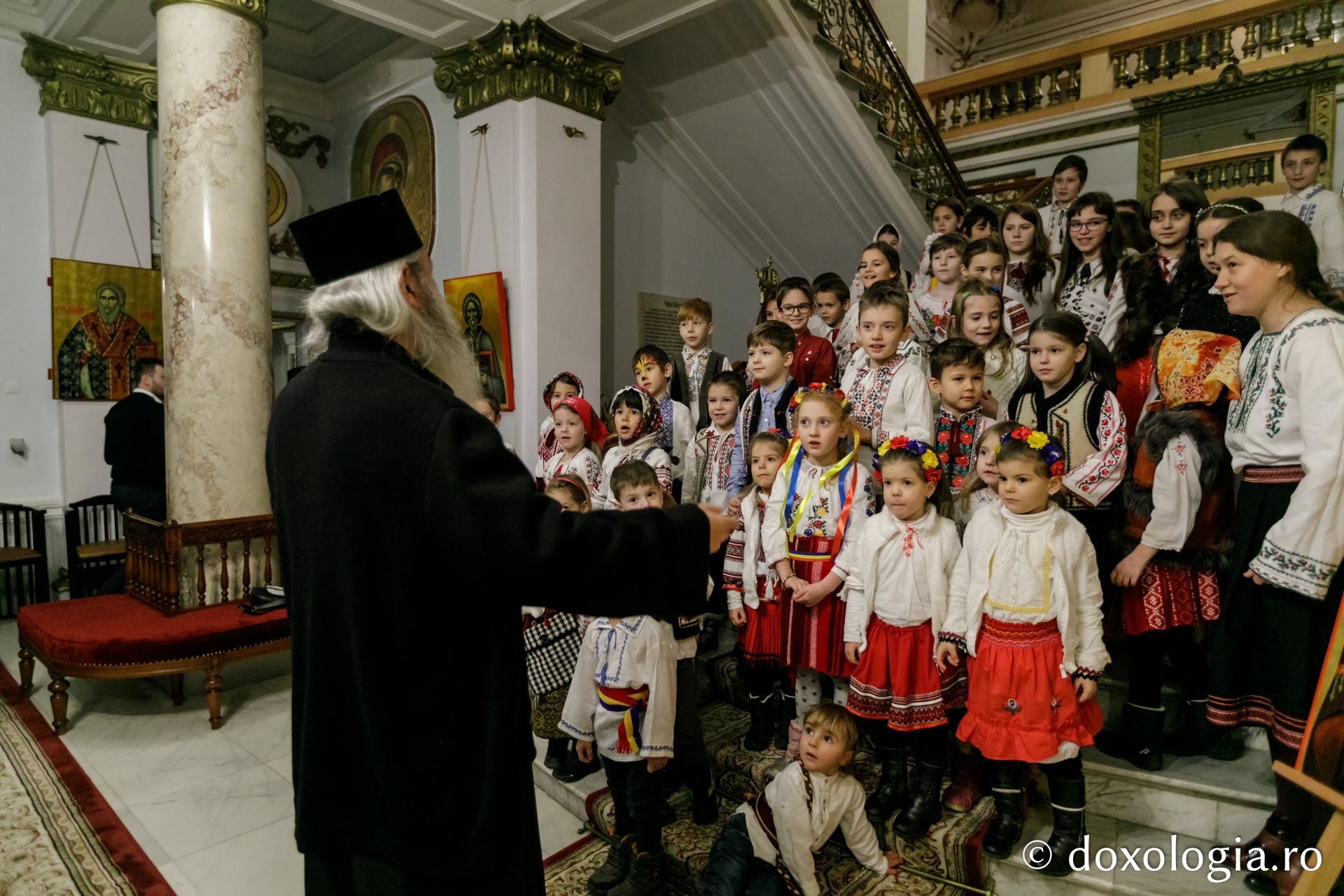 (Foto) Parohia Tălpălari – Colindători la Reședința Mitropolitană 2021